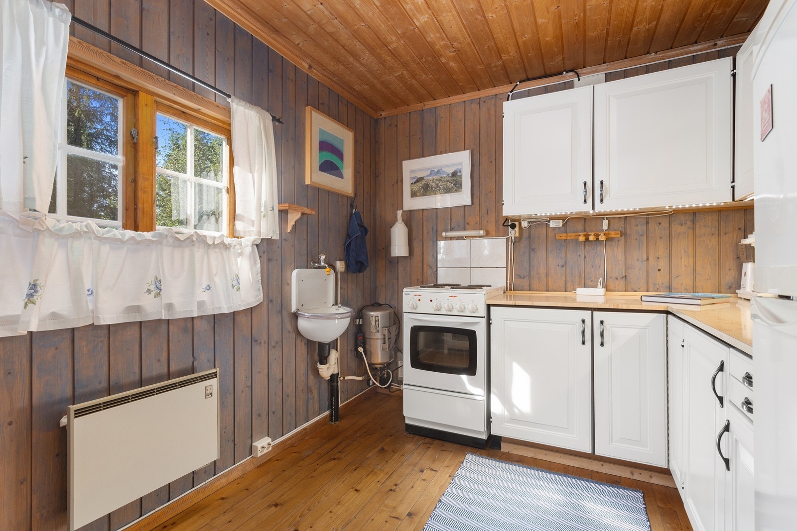 Sigdal kjøkkeninnredning med profilerte fronter og benkeplate i laminat Galleribilde