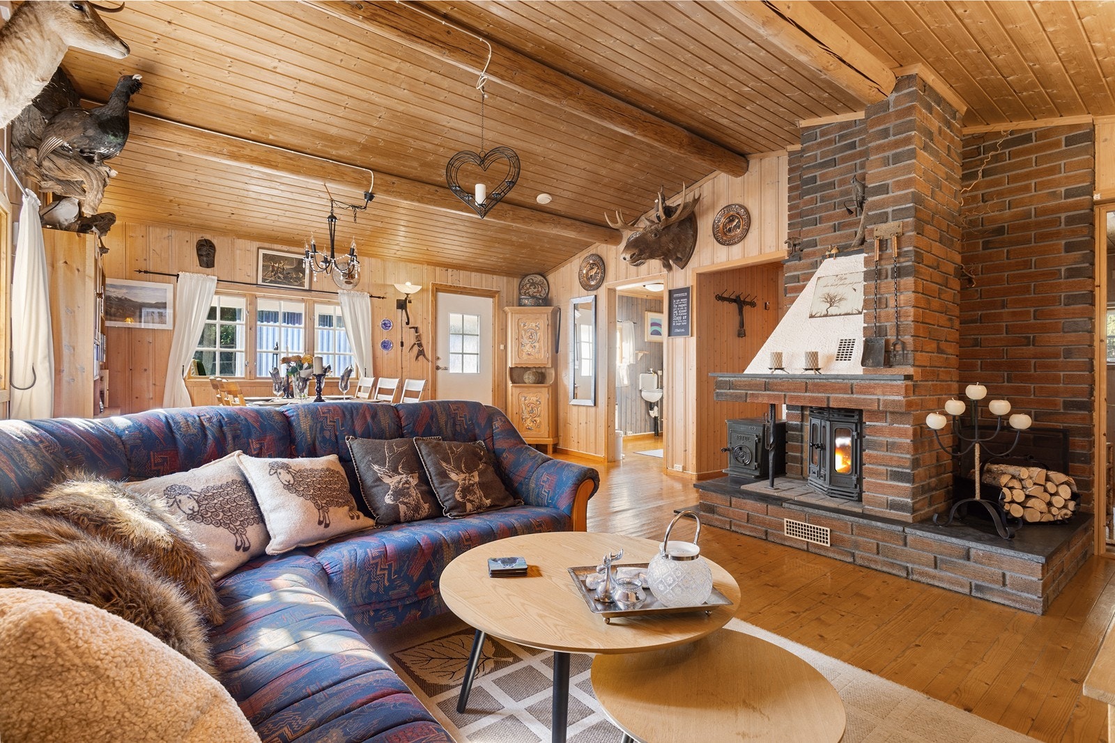 Hytta har en romslig stue med god takhøyde. Galleribilde