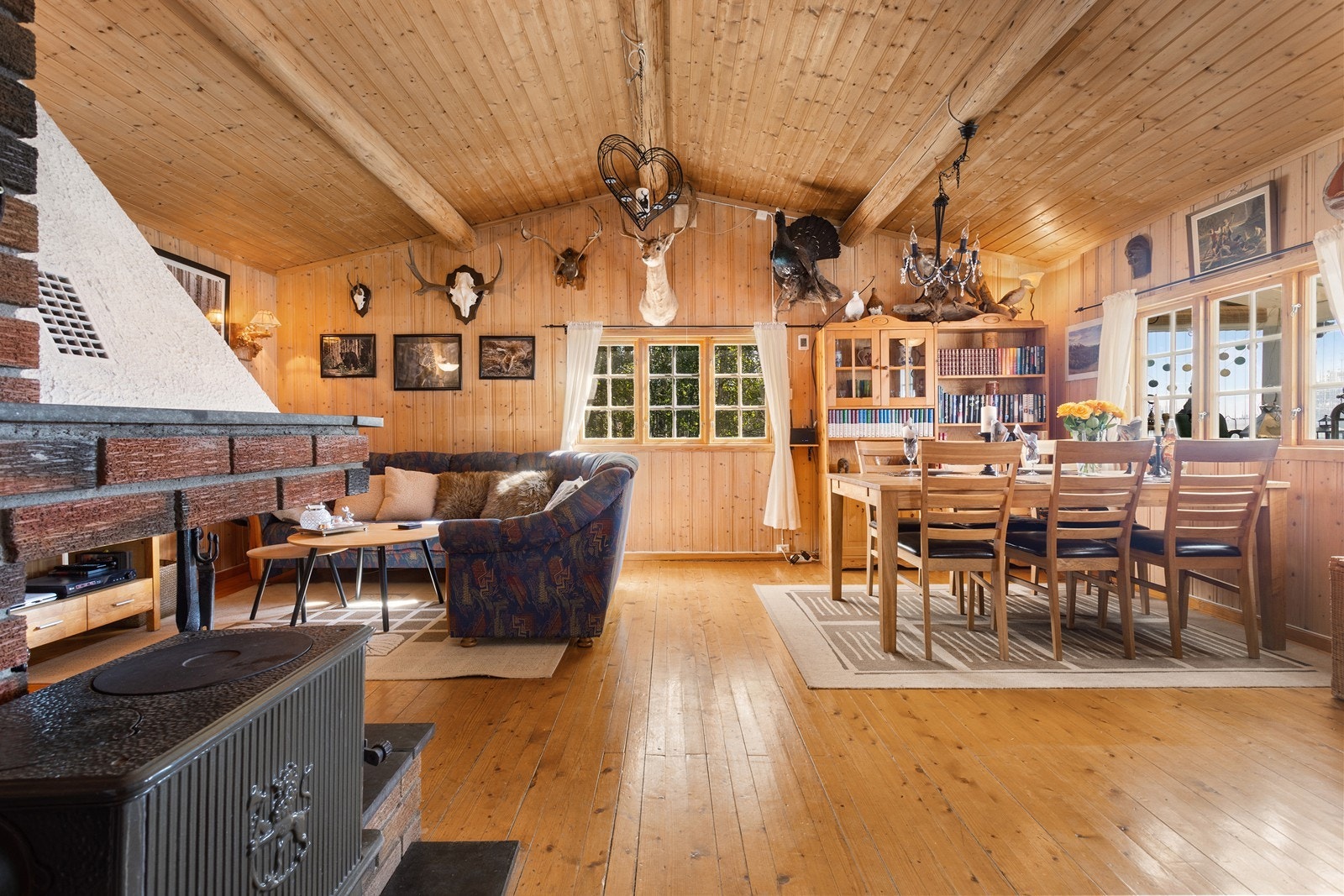 Det er panel på vegger og i tak, samt furuplank på gulv. Galleribilde