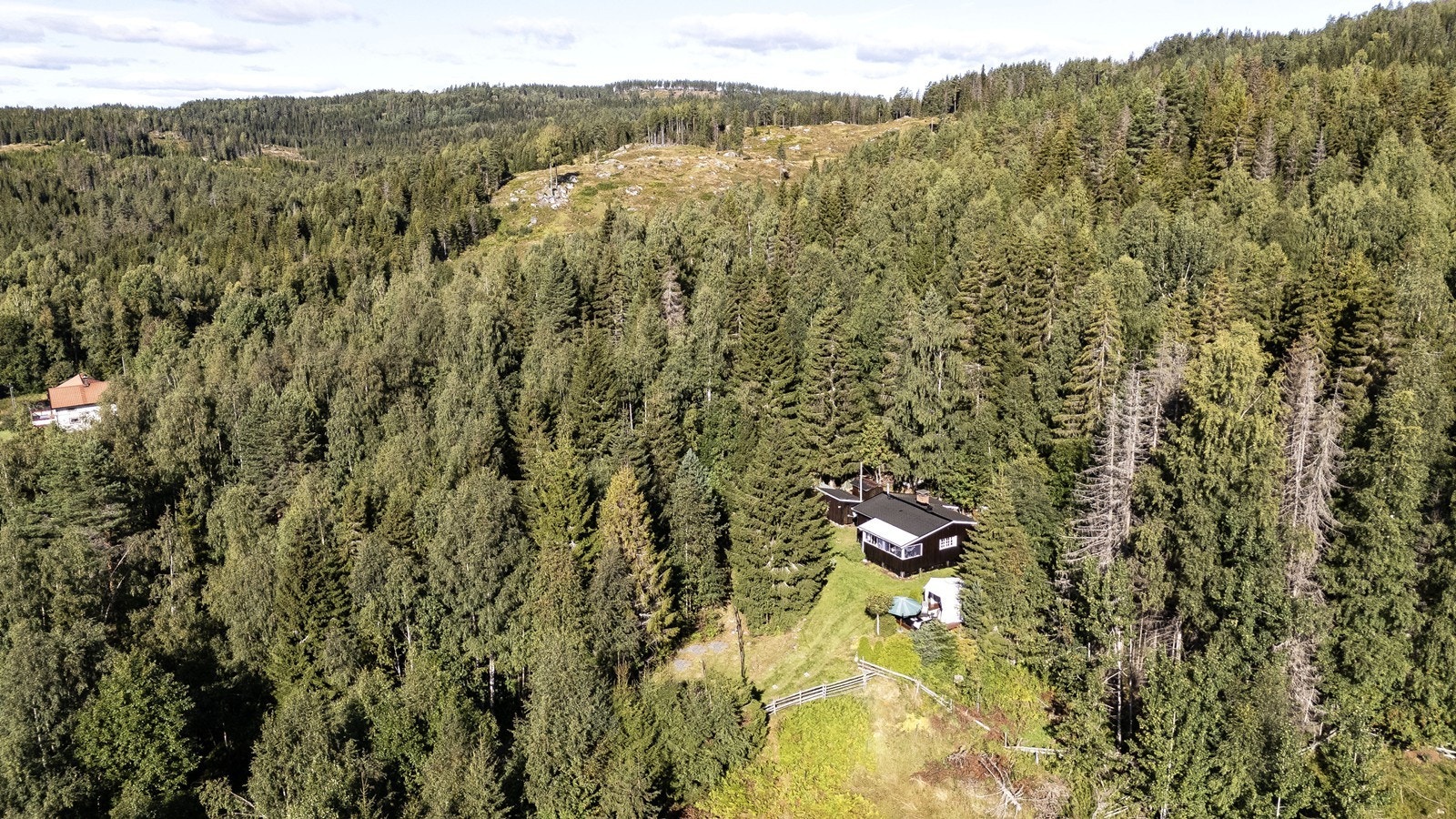 Det er ca. 15 minutter med bil til både Prestfoss og Krøderen sentrum. Her finner du en dagligvarebutikk, bensinstasjon, post i butikk, og noen mindre butikker og servicetilbud. Galleribilde