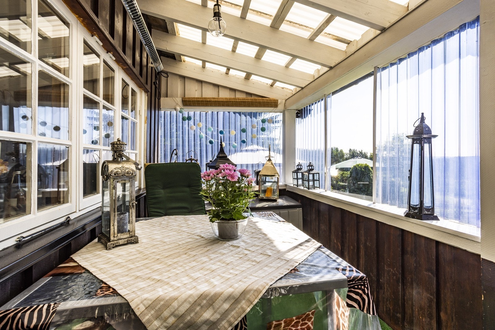 På den innglassede verandaen er det plass til en sittegruppe. Et koselig sted å nyte frokosten. Galleribilde