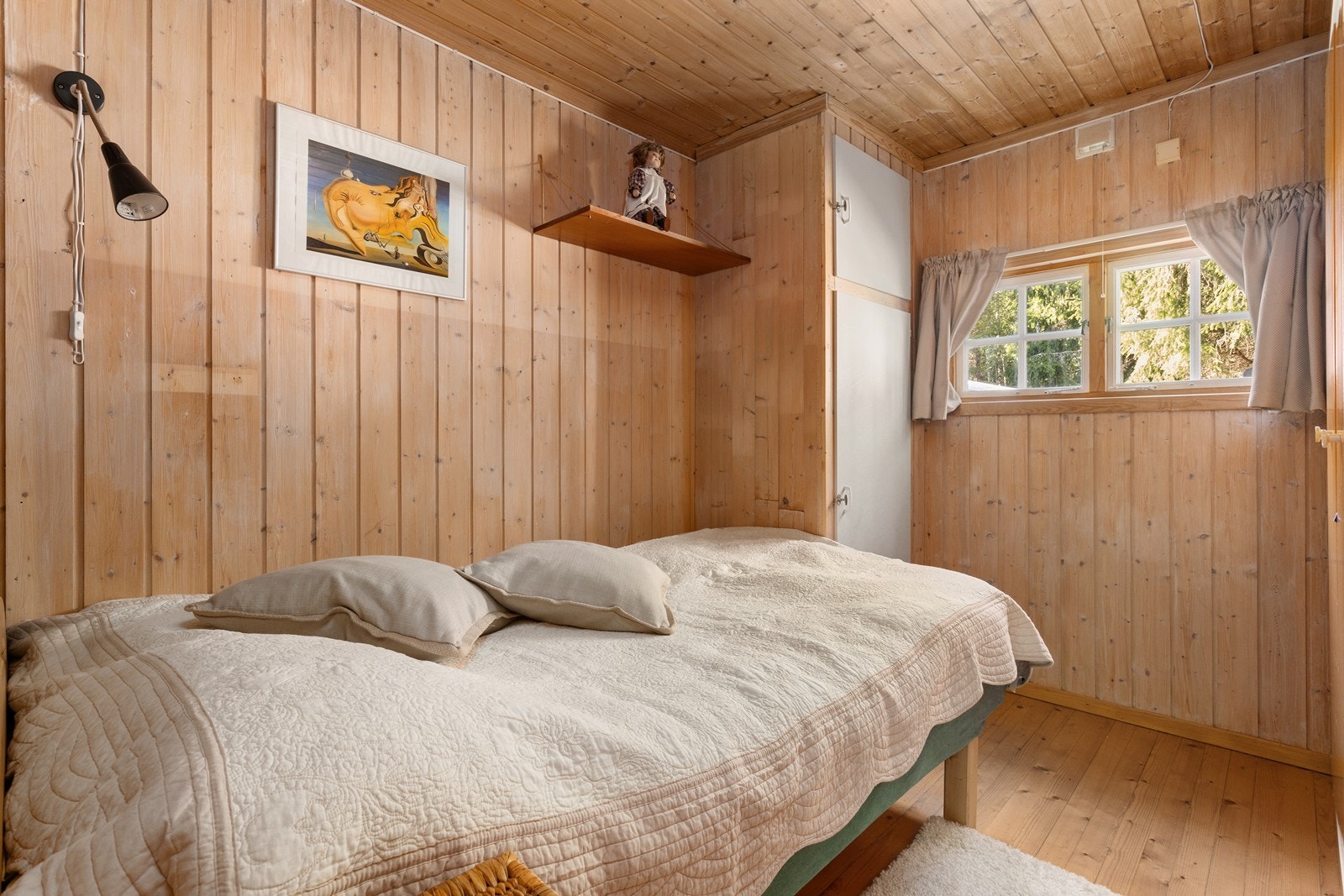 Hytta har et soverom med innebygd skap. Galleribilde