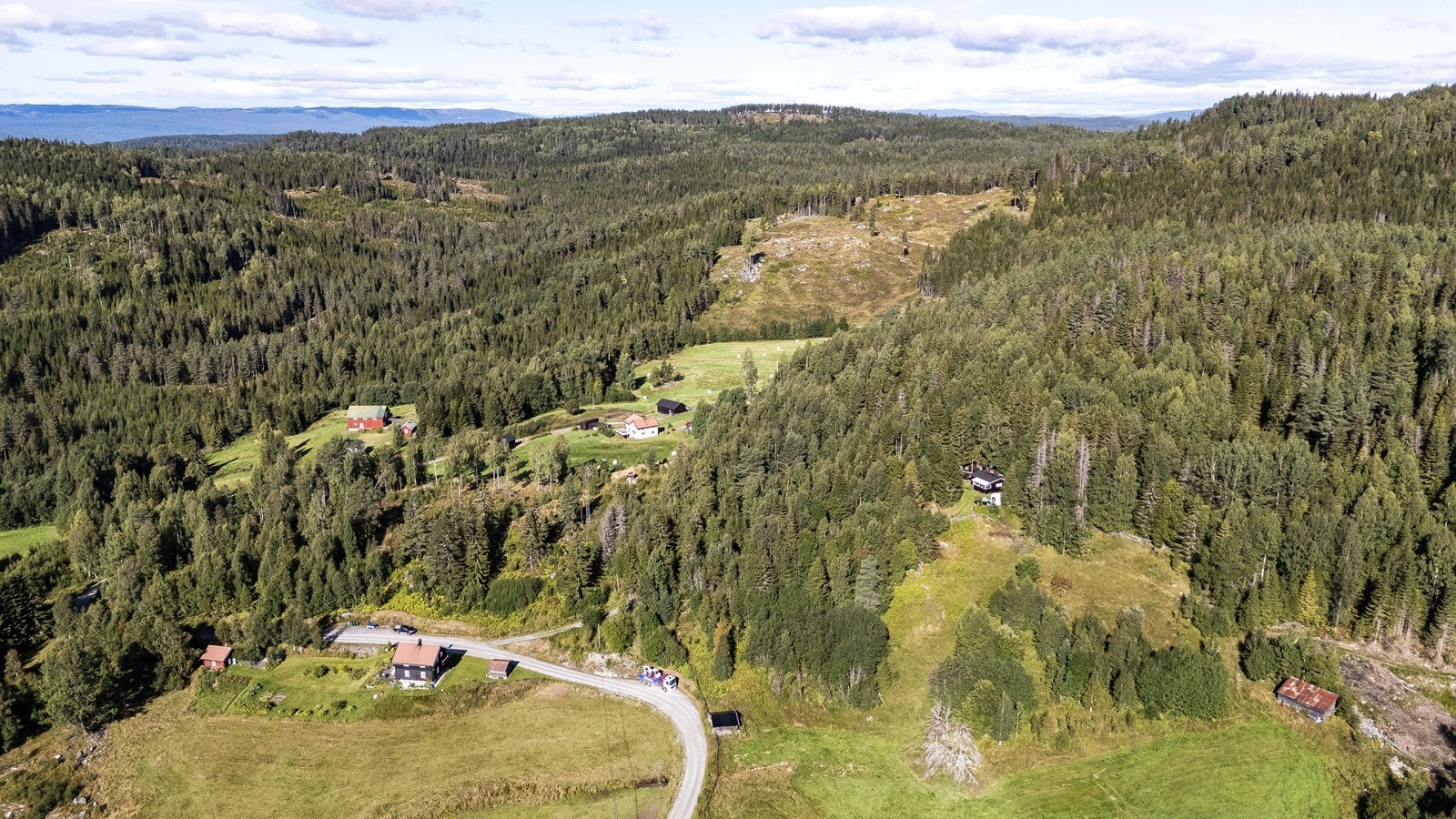 Området er kjent for sin fredelige og landlige atmosfære, omgitt av skog og fjell. Galleribilde