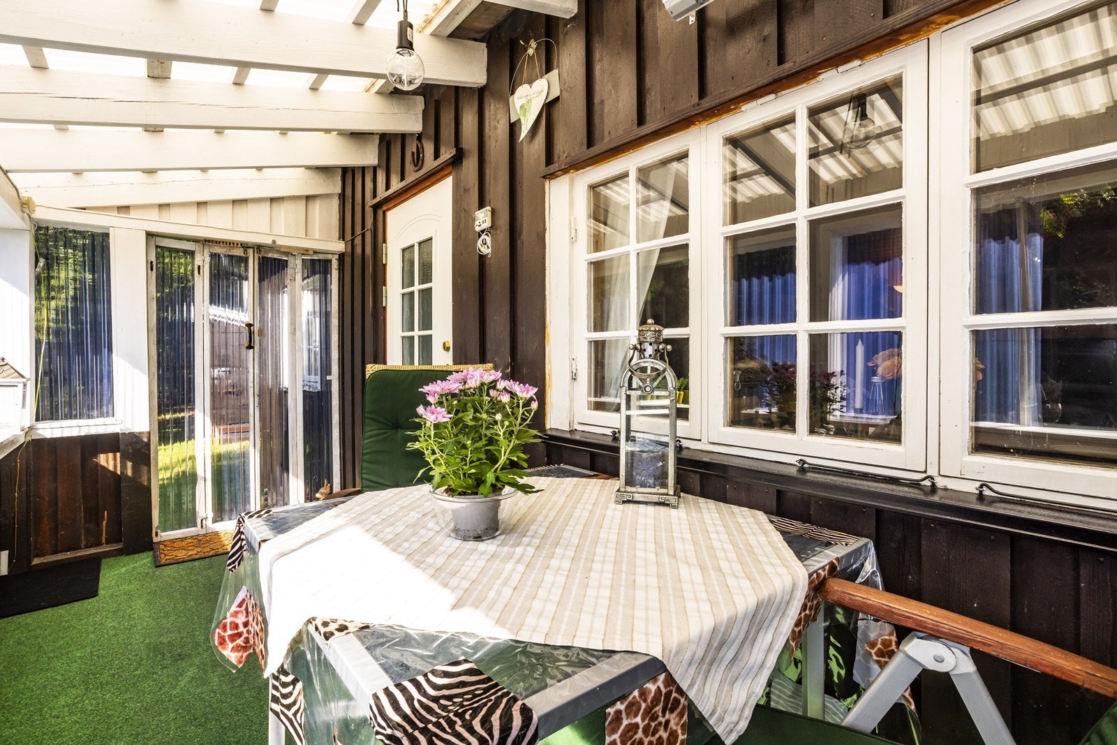 I forbindelse med inngangsparti er det en innglasset veranda. Galleribilde