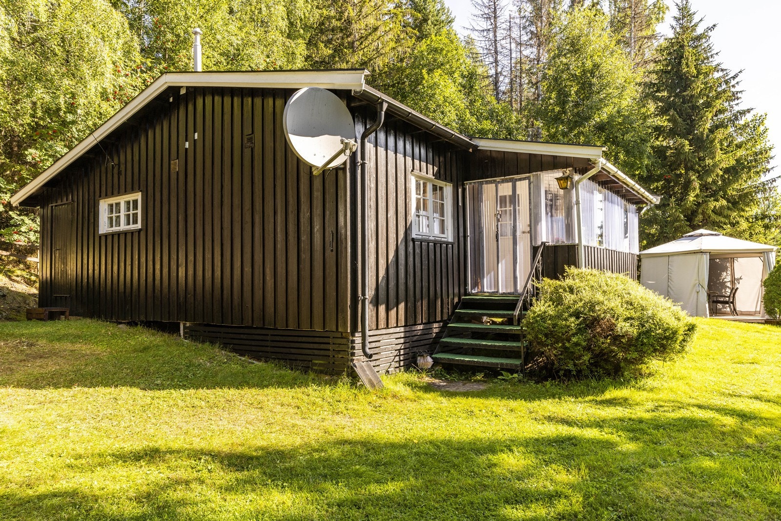 Hytta ligger i naturskjønne omgivelser Galleribilde