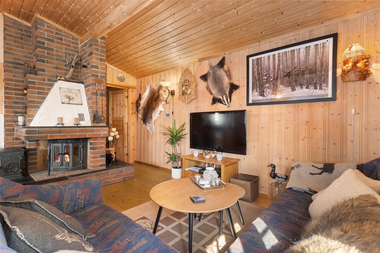 I stuen er det en innmurt peisinnsats som varmer godt på kalde dager. Galleribilde