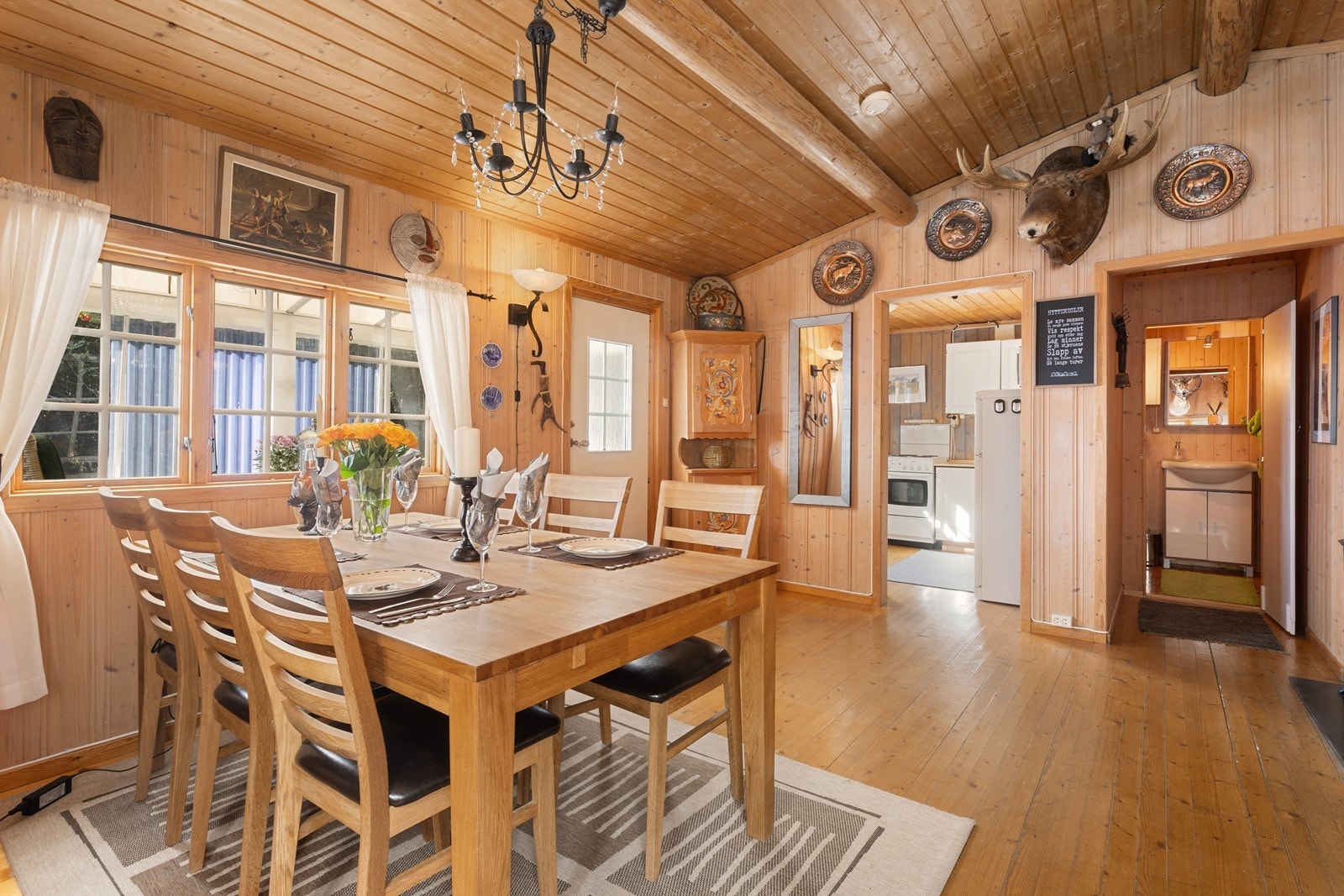 Spisestuen ligger praktisk til i tilknytning til kjøkken. Galleribilde