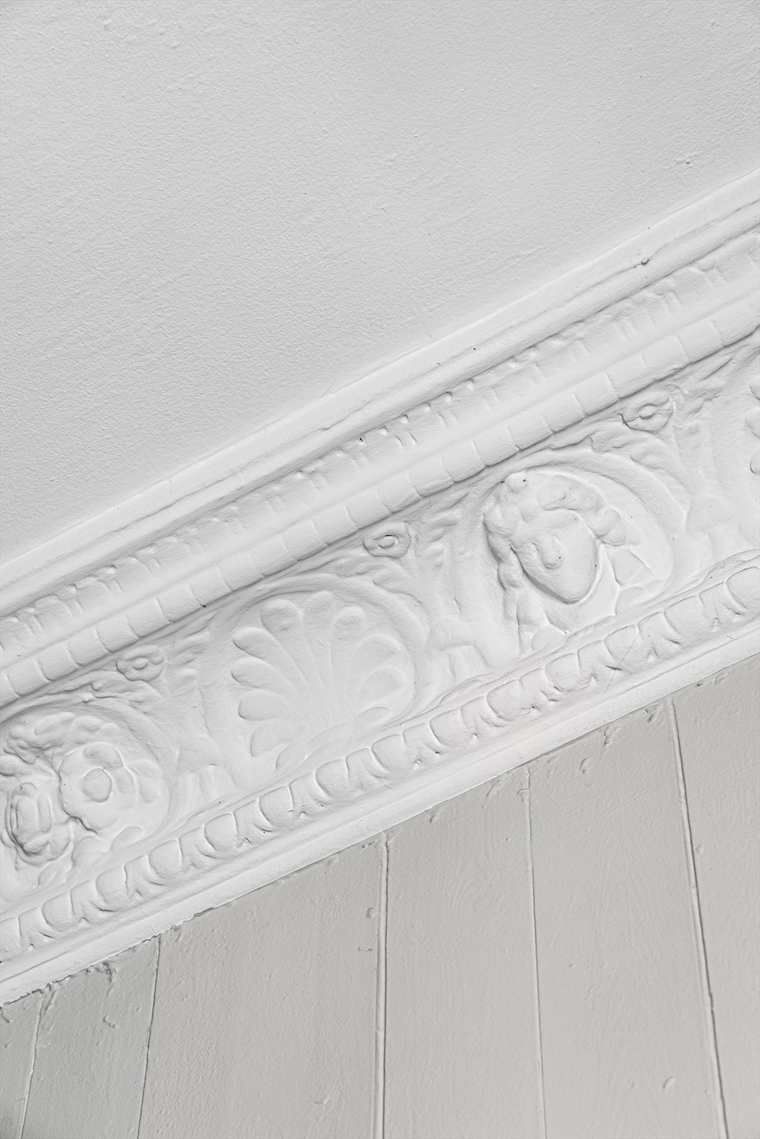 Flott stukkatur i stuen og på kjøkkenet. Galleribilde