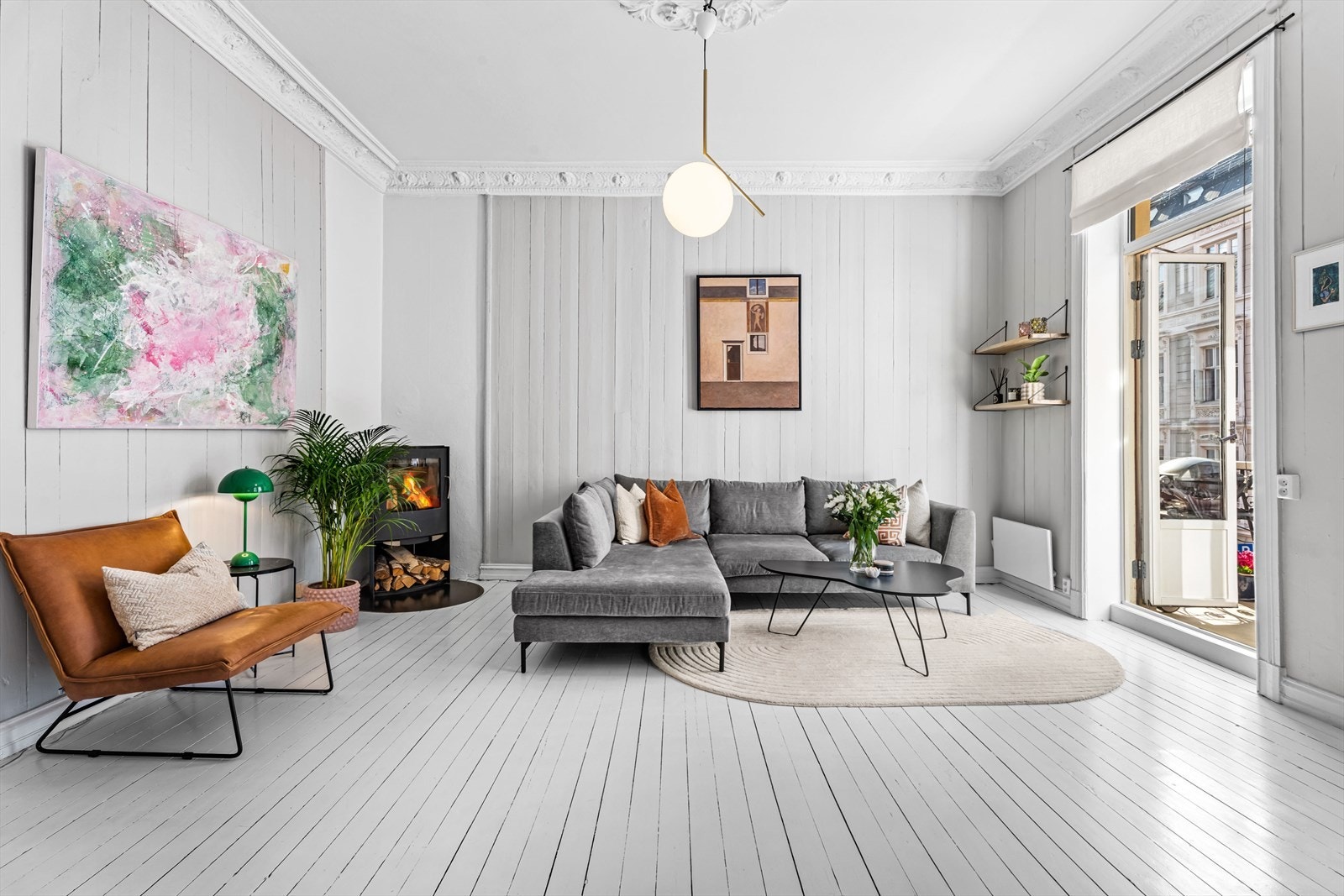 Stor klassisk 2-roms med god takhøyde og klassiske detaljer. Galleribilde