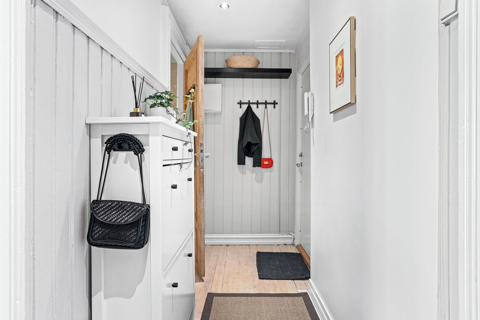 Gangen har god plass til kommode/skoskap, hattehylle og knaggrekke. Galleribilde