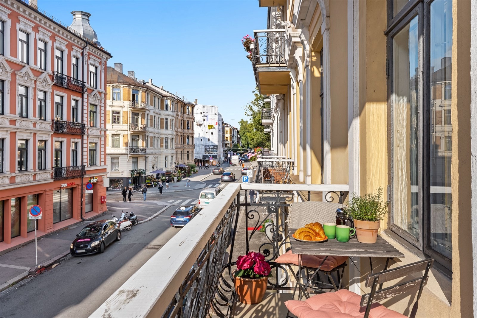 Bogstadveien ligger rett rundt hjørnet med et stort utvalg av butikker og andre servicetilbud. Galleribilde