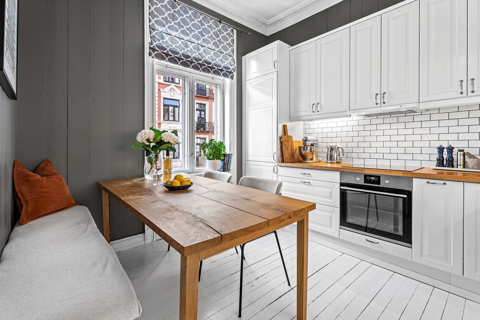 God plass til spisebord på kjøkkenet. Galleribilde