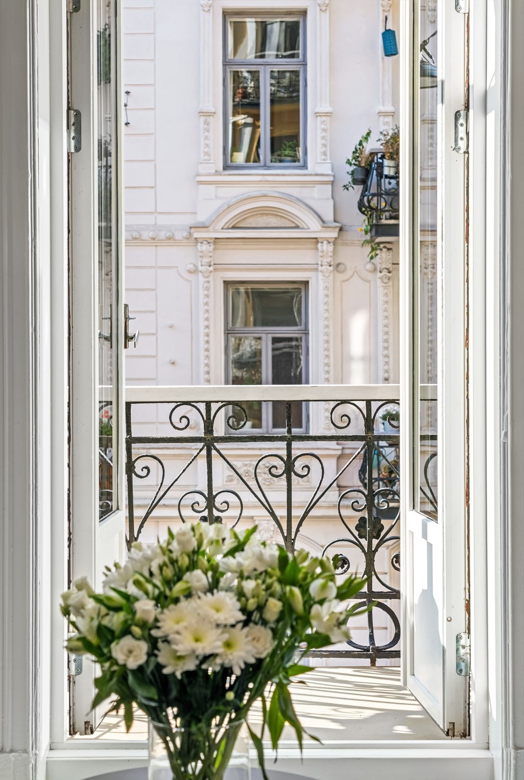 Utgang til balkong via dobbelfløyet dør fra stuen. Galleribilde