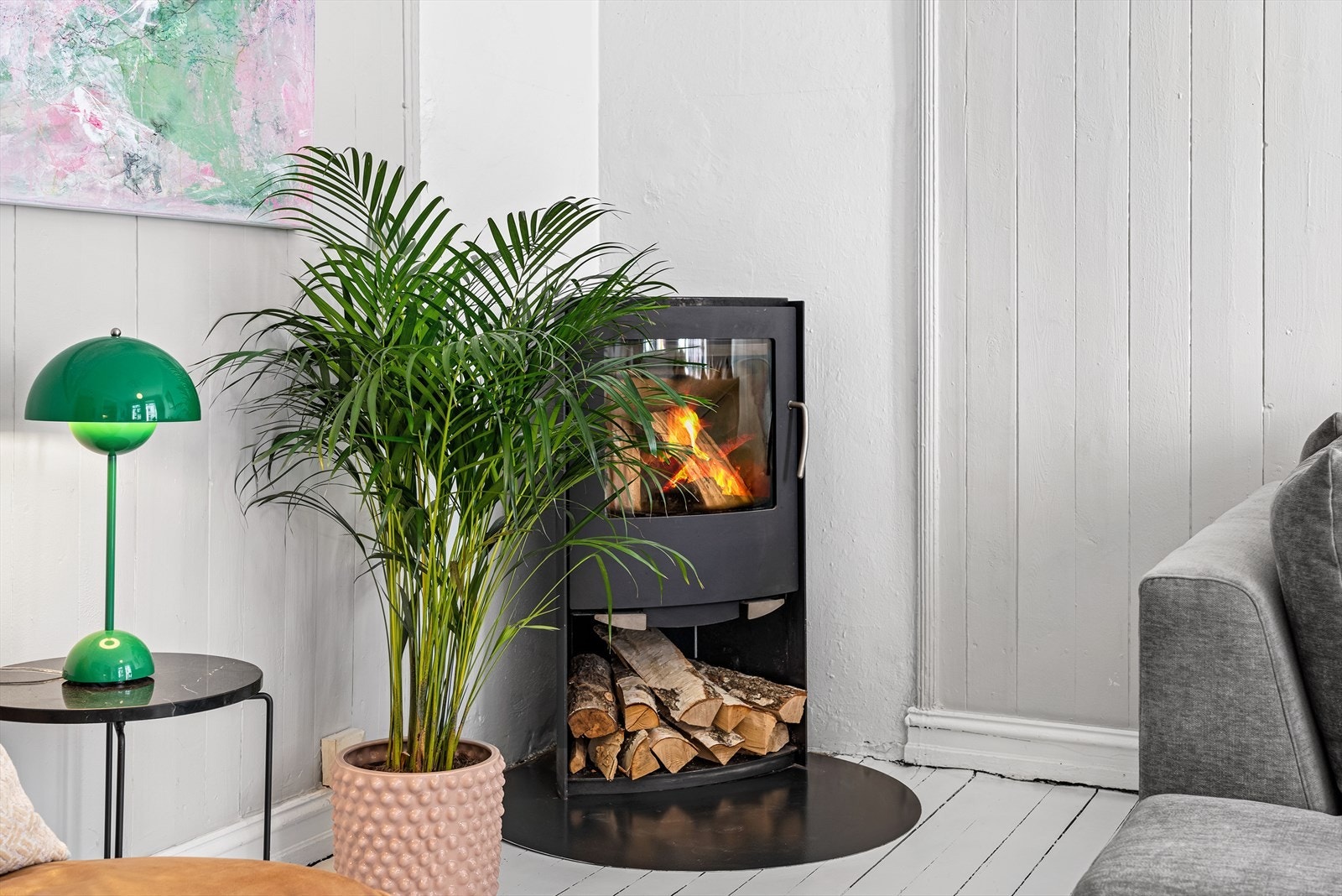 Moderne peisovn med glassdør i hjørnet av stuen. Galleribilde