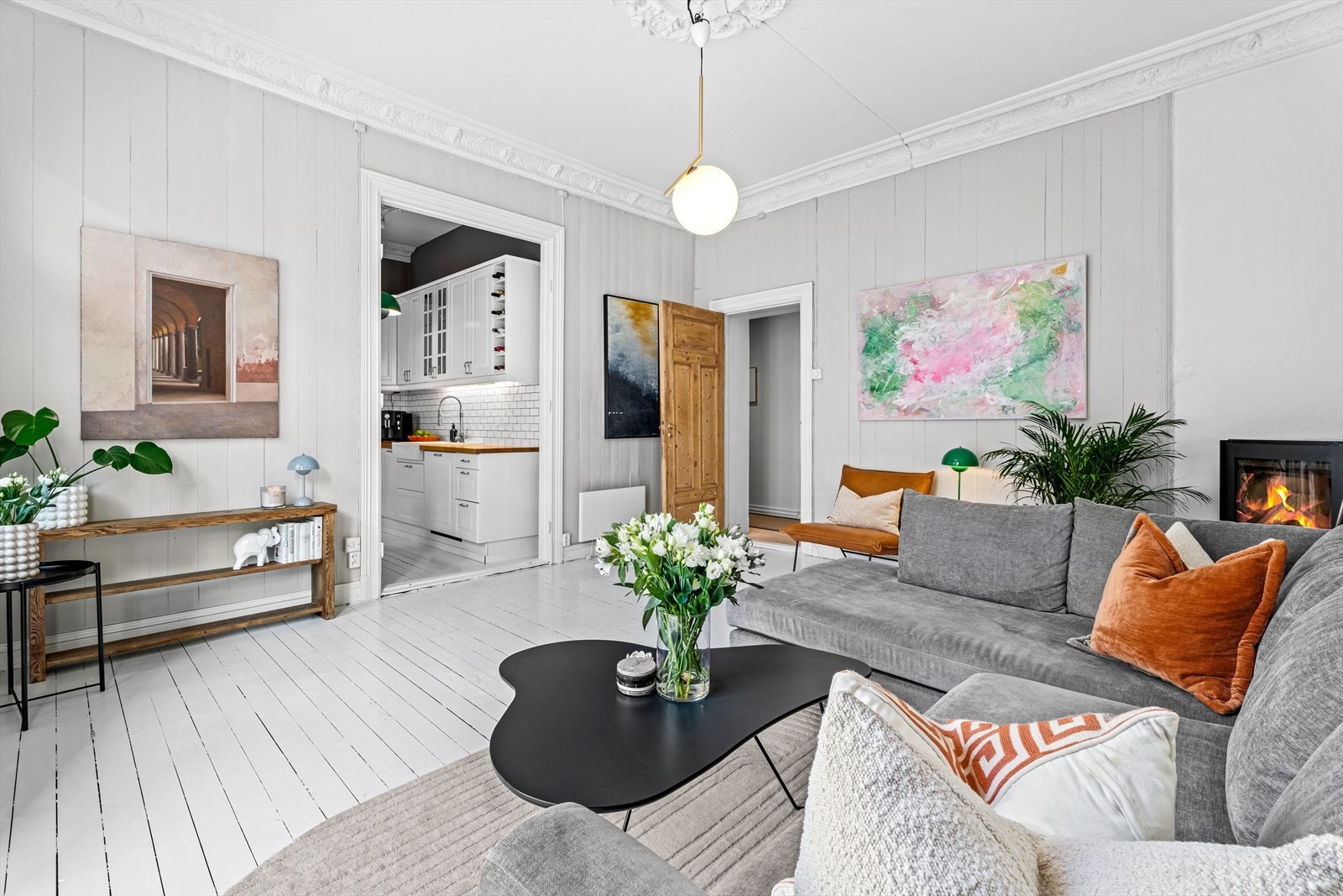 Stuen har god plass til sittegruppe og tilhørende møblement. Galleribilde