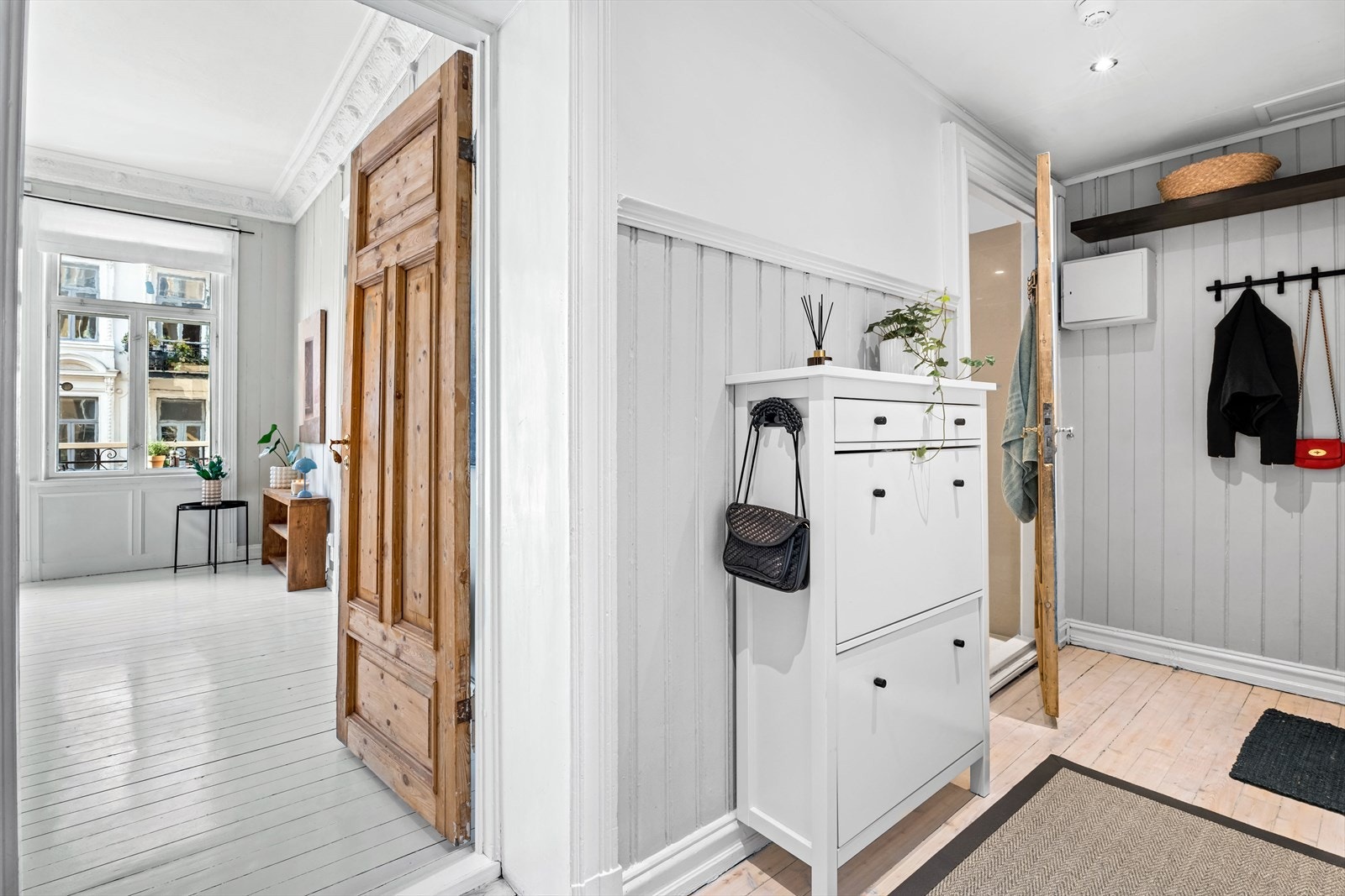 Slipte originale dører. Senket himling med downlights i gang og på bad. Galleribilde