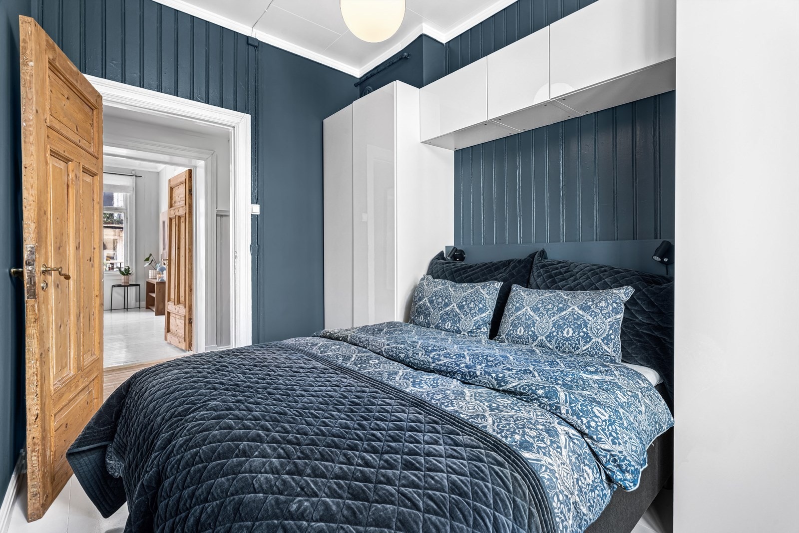 Dempet og behagelig farge på soverommet. Sengegavl i samme farge som veggen med fastmonterte leselamper medfølger. Galleribilde