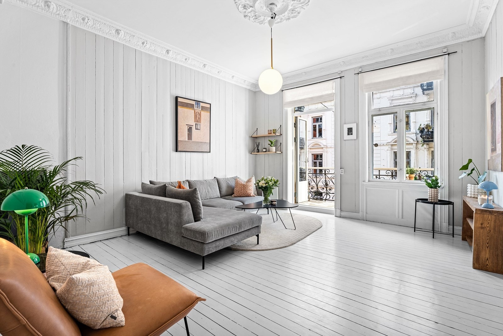 Store vindusflater, malt originalt heltregulv og panel på vegg. Galleribilde