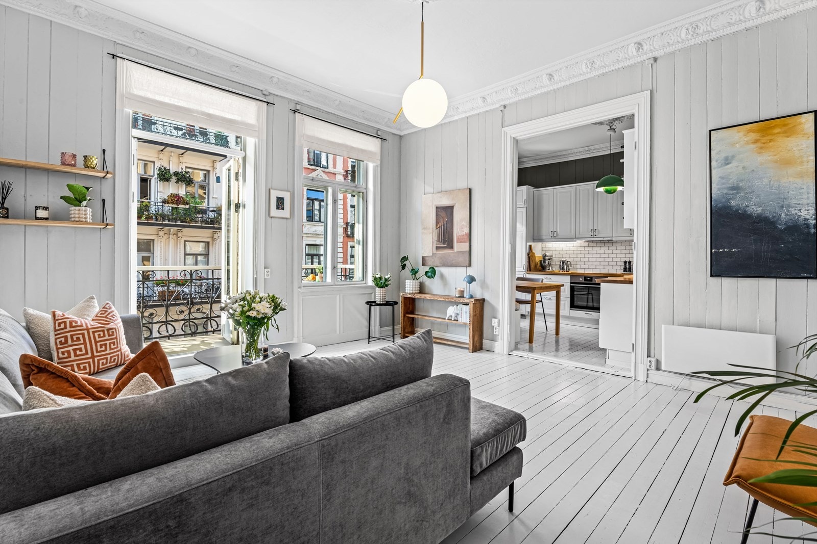 God planløsning med stort oppholdsrom i delvis åpen løsning med kjøkken/spisestue. Galleribilde