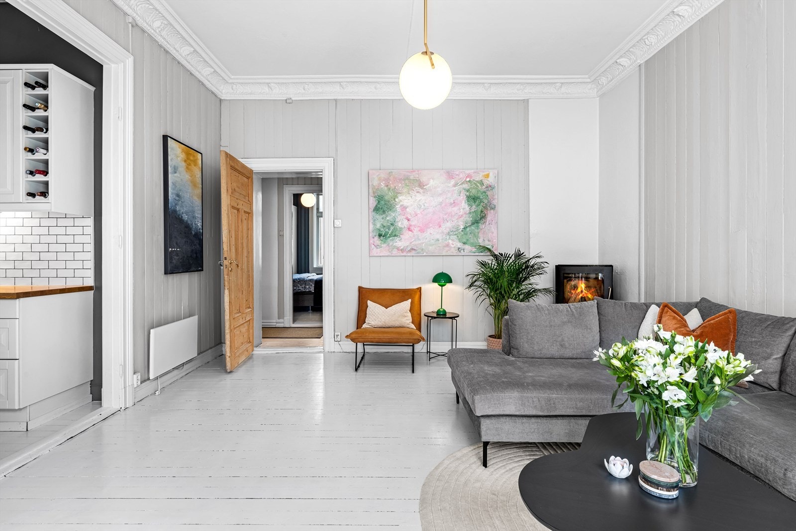 Gjennomgående leilighet med gode lysforhold. Takhøyden er på hele 3,14 meter. Galleribilde