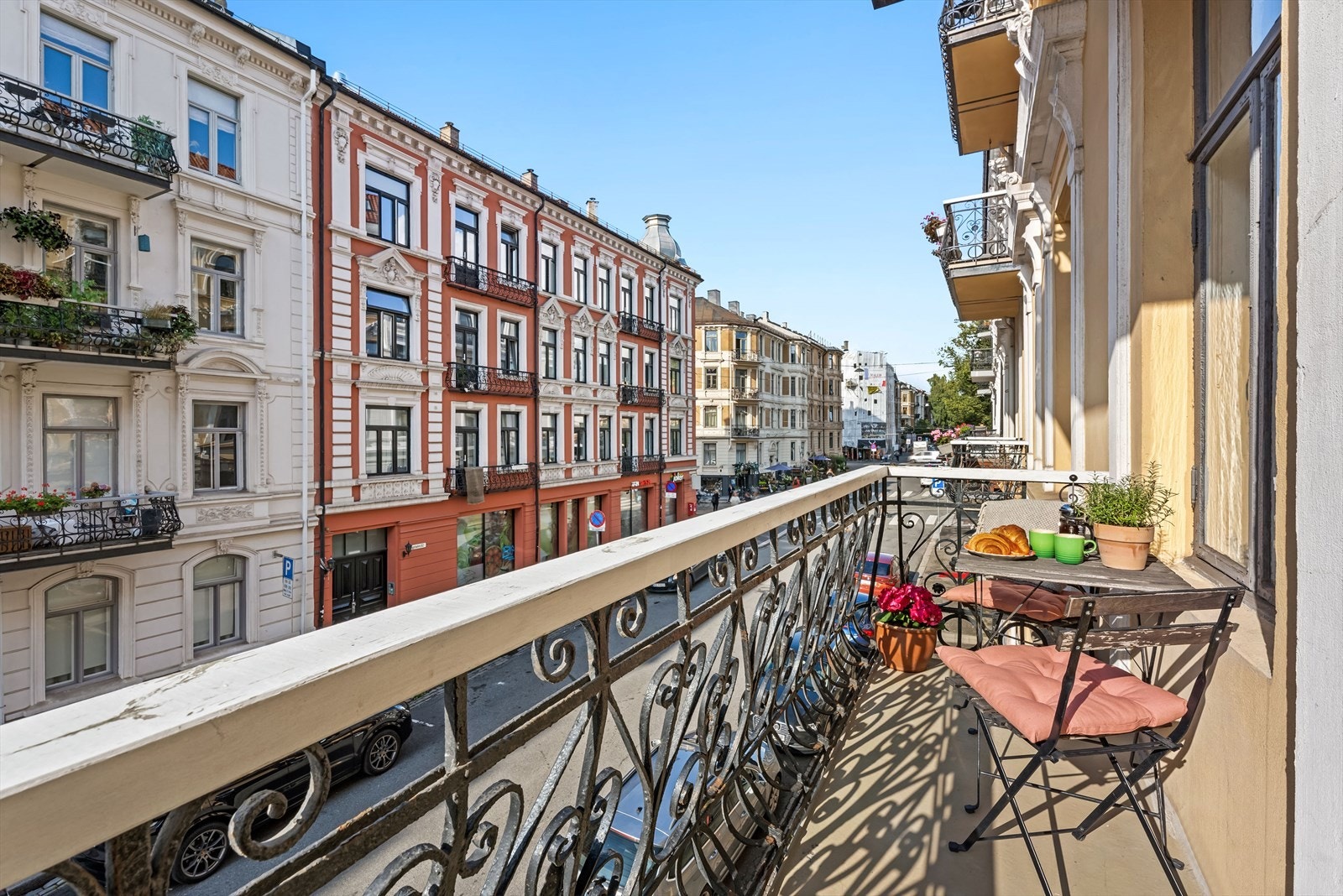 Vestvendt balkong på 3,4 m² med plass til utemøbler og grill. Galleribilde