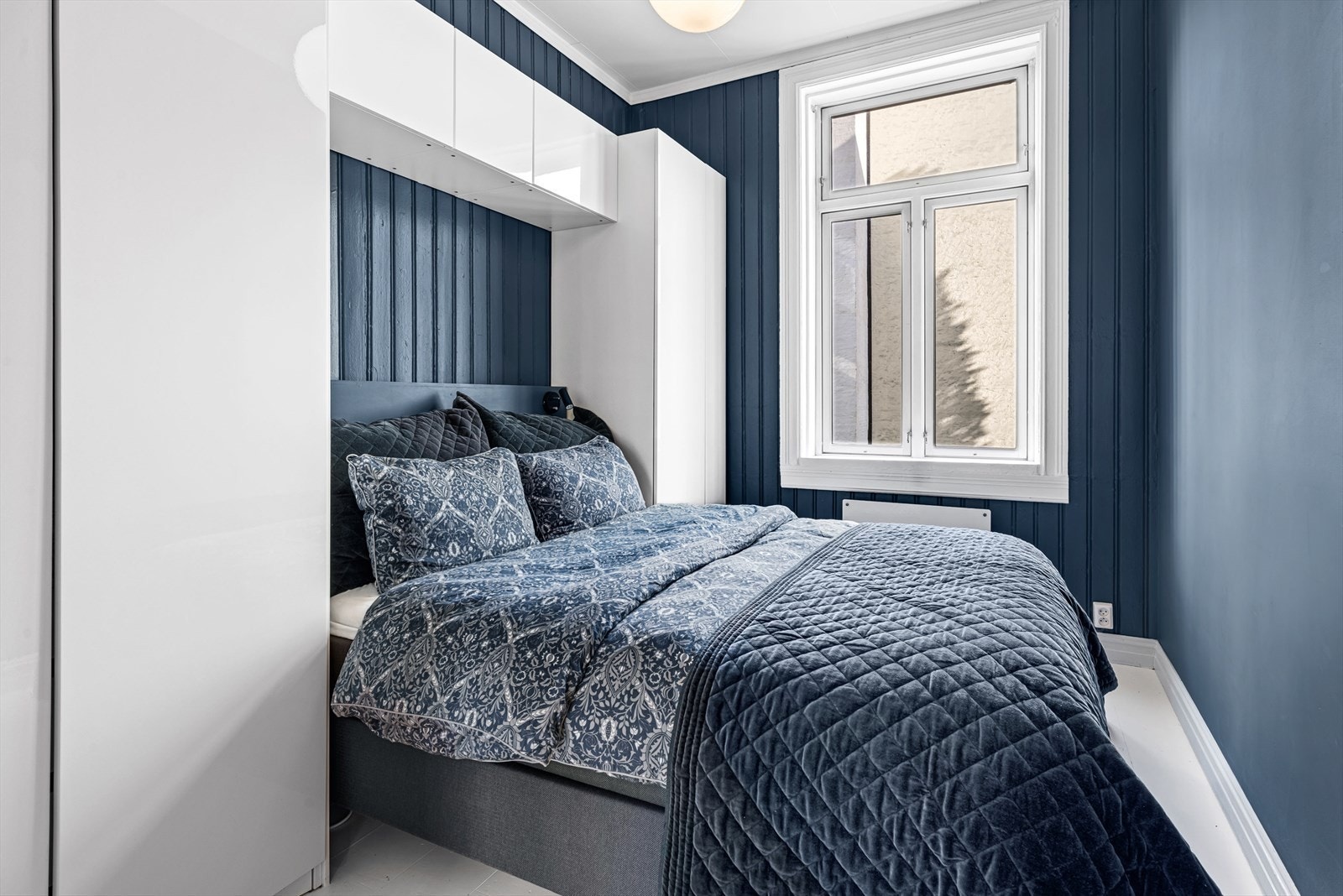 Soverom på 8,7 m² med god plass til dobbeltseng og omkransende garderobeskap. Galleribilde