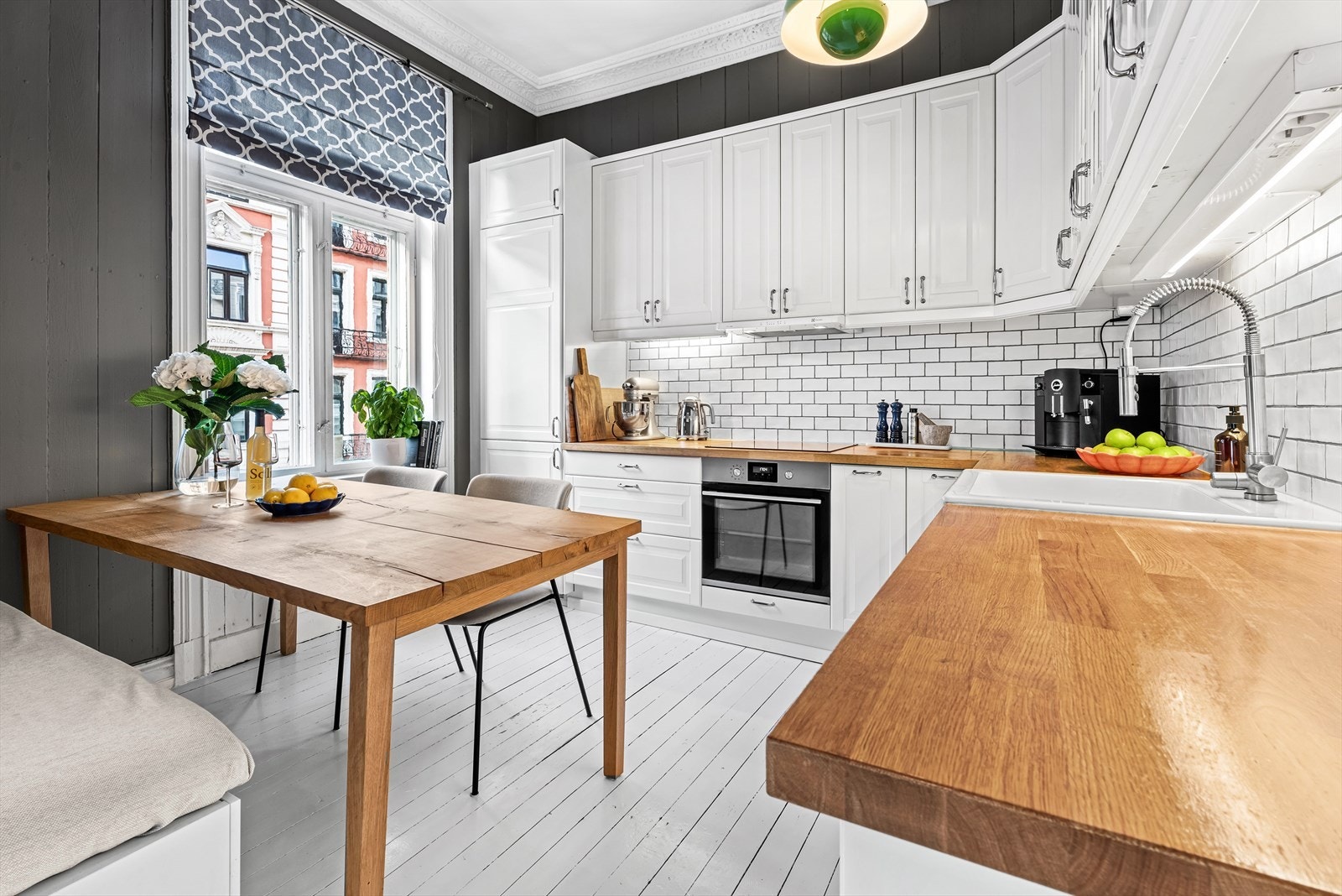 Kombi kjøle- og fryseskap, platetopp, stekeovn og oppvaskmaskin. Kjøkkenkran med uttrekk- og dusjfunksjon. Galleribilde