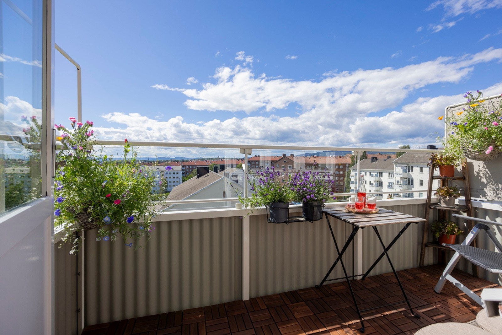 Fra stuen er det utgang til en herlig balkong med markise fra 2021. Galleribilde