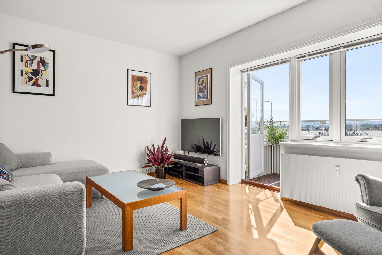 Leiligheten har lyse overflater og pen 3-stavs eikeparkett fra 2018. Galleribilde