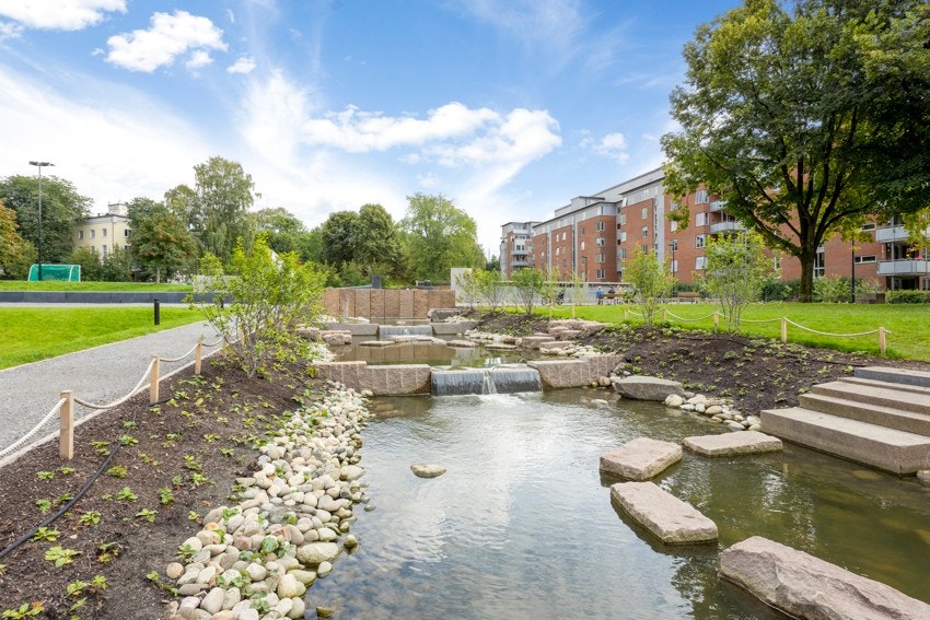 Klosterenga park er en skulpturpark i bydel Gamle Oslo med et unikt kunstnerisk bekkeløp og kunstelementer utformet av billedhugger Bård. Galleribilde