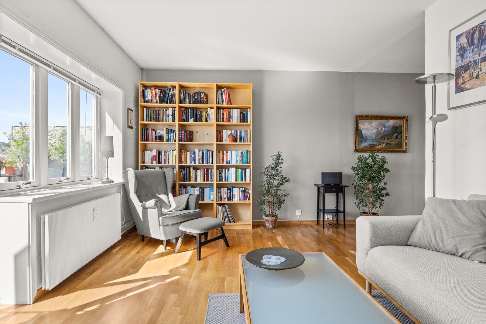 Store vindusflater slipper inn rikelig med naturlig lys. Galleribilde