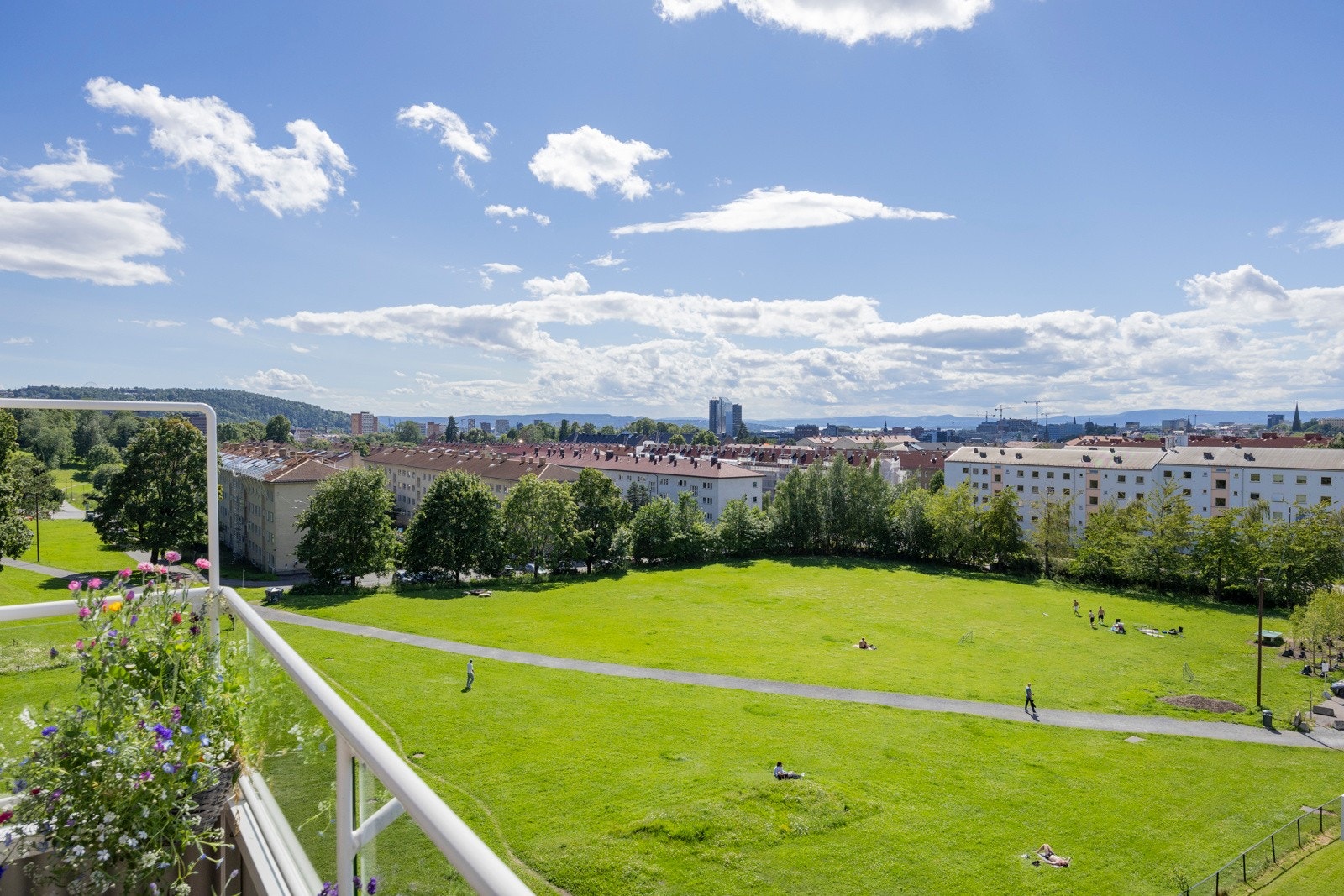Fra balkongen er det nydelig utsikt uten sjenerende innsyn. Galleribilde