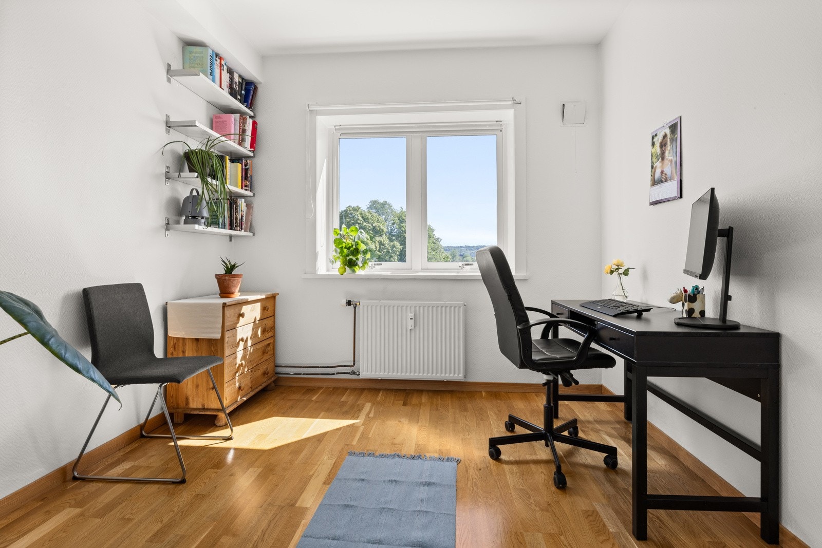 Soverom med plass til seng, skrivepult, garderobe eller annen ønsket innredning. Galleribilde