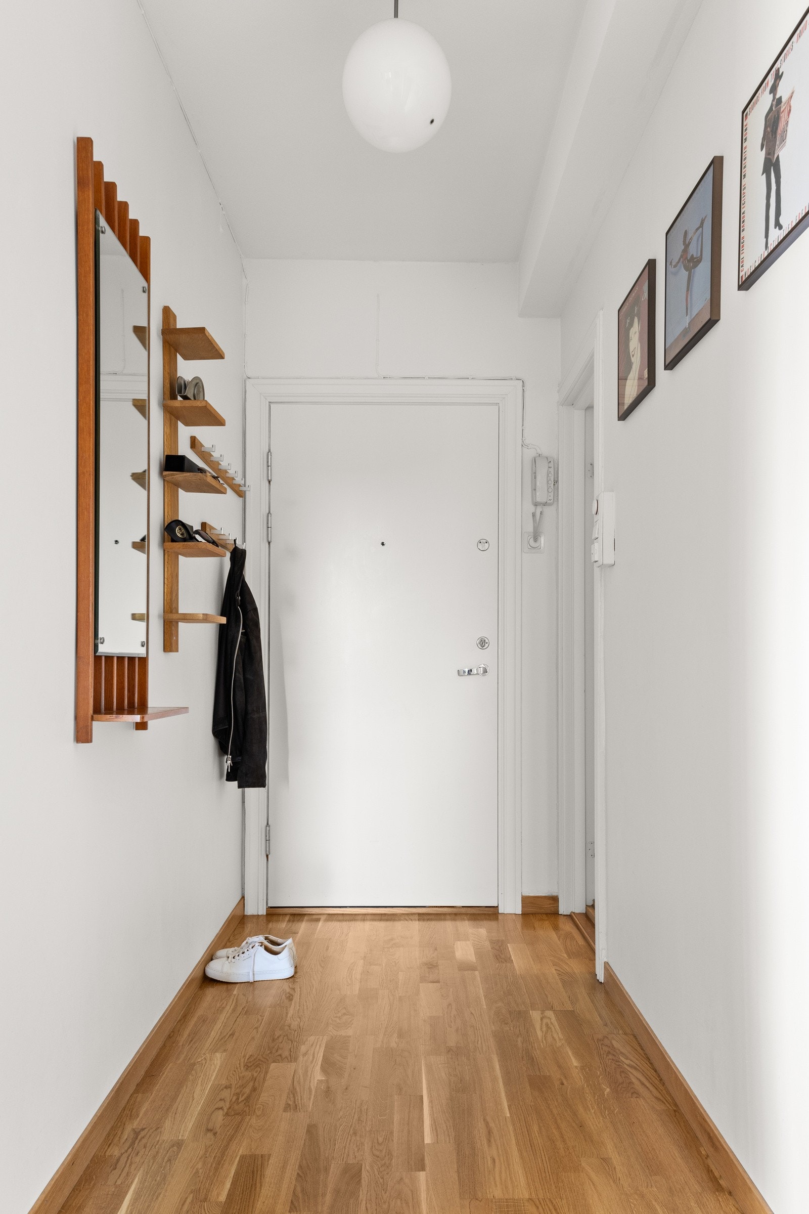 Lys og innbydende entré/gang skaper et flott førsteinntrykk av leiligheten. Galleribilde