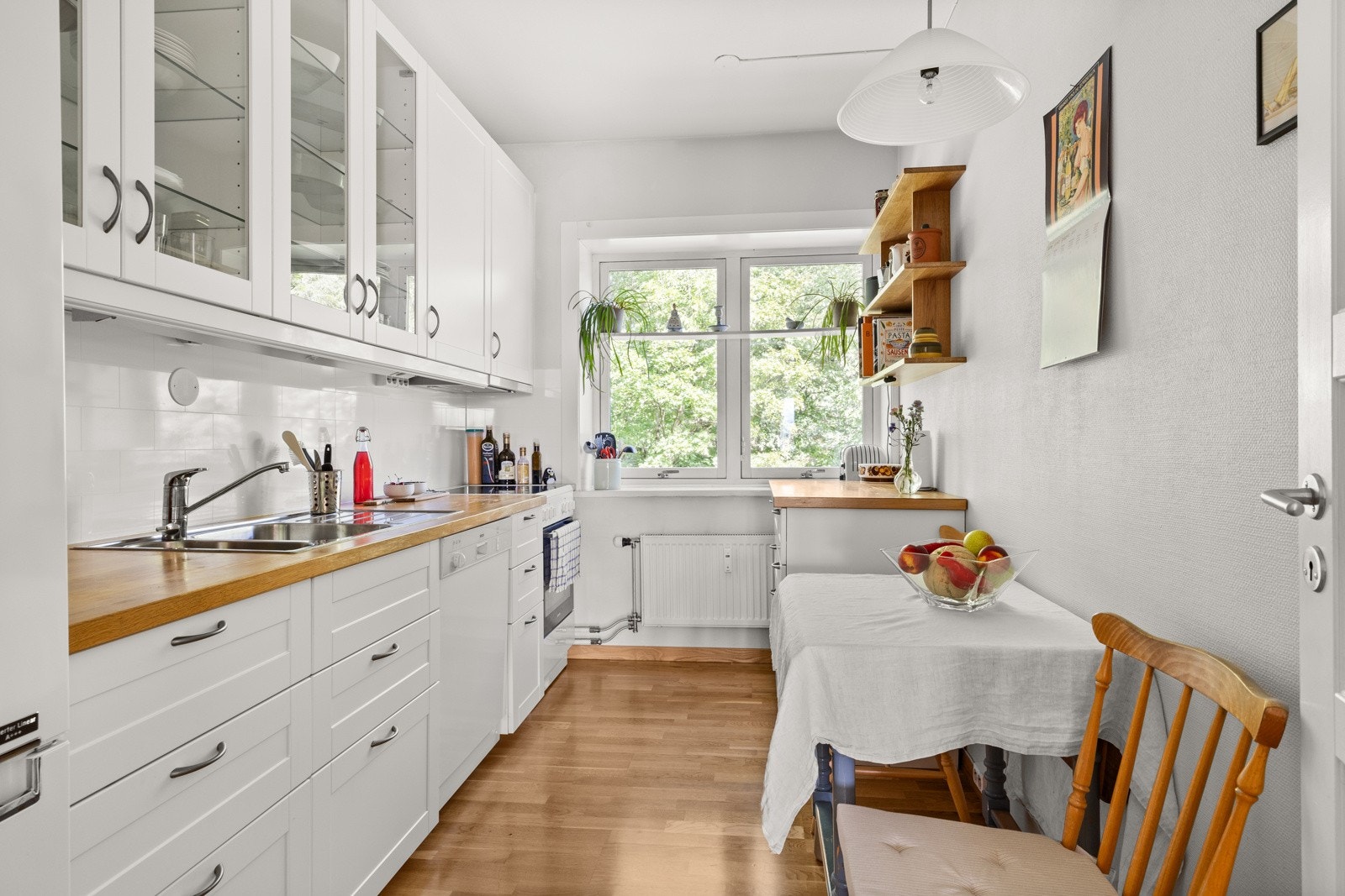 Leiligheten har et romslig kjøkken i eget rom med frodig utsikt. Galleribilde