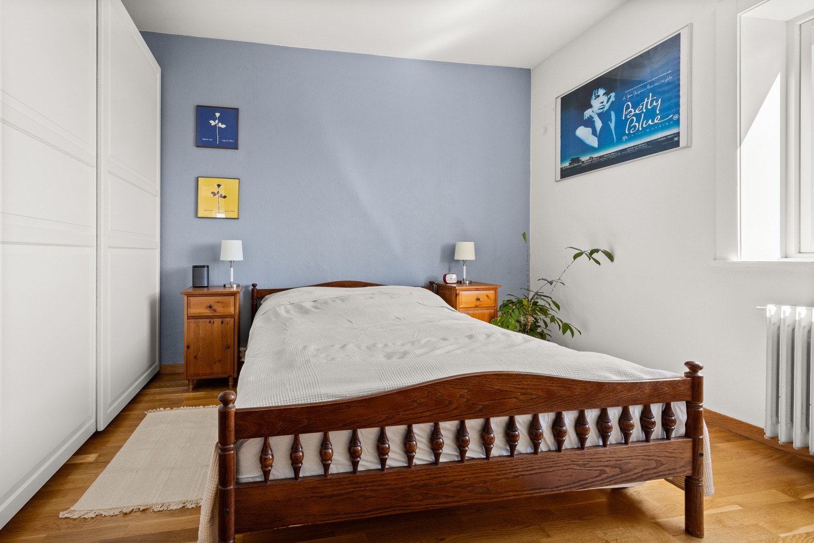 Rommet er av god størrelse med plass til dobbeltseng, nattbord og annet ønsket møblement. Galleribilde