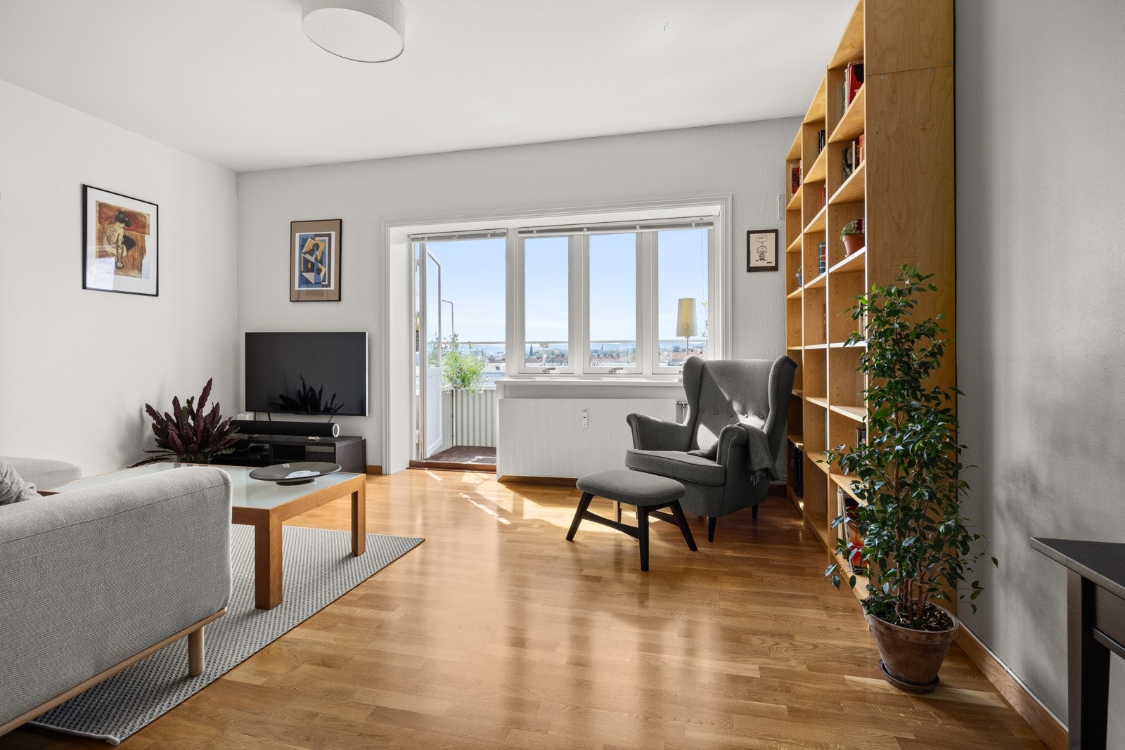 Lys og tiltalende 3-roms topp- og hjørneleilighet med populær beliggenhet i nydelige omgivelser. Galleribilde