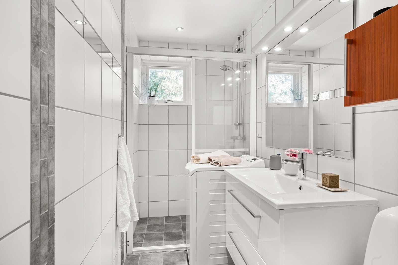 Flott, flislagt baderom rehabilitert i regi av borettslaget i 2006. Galleribilde