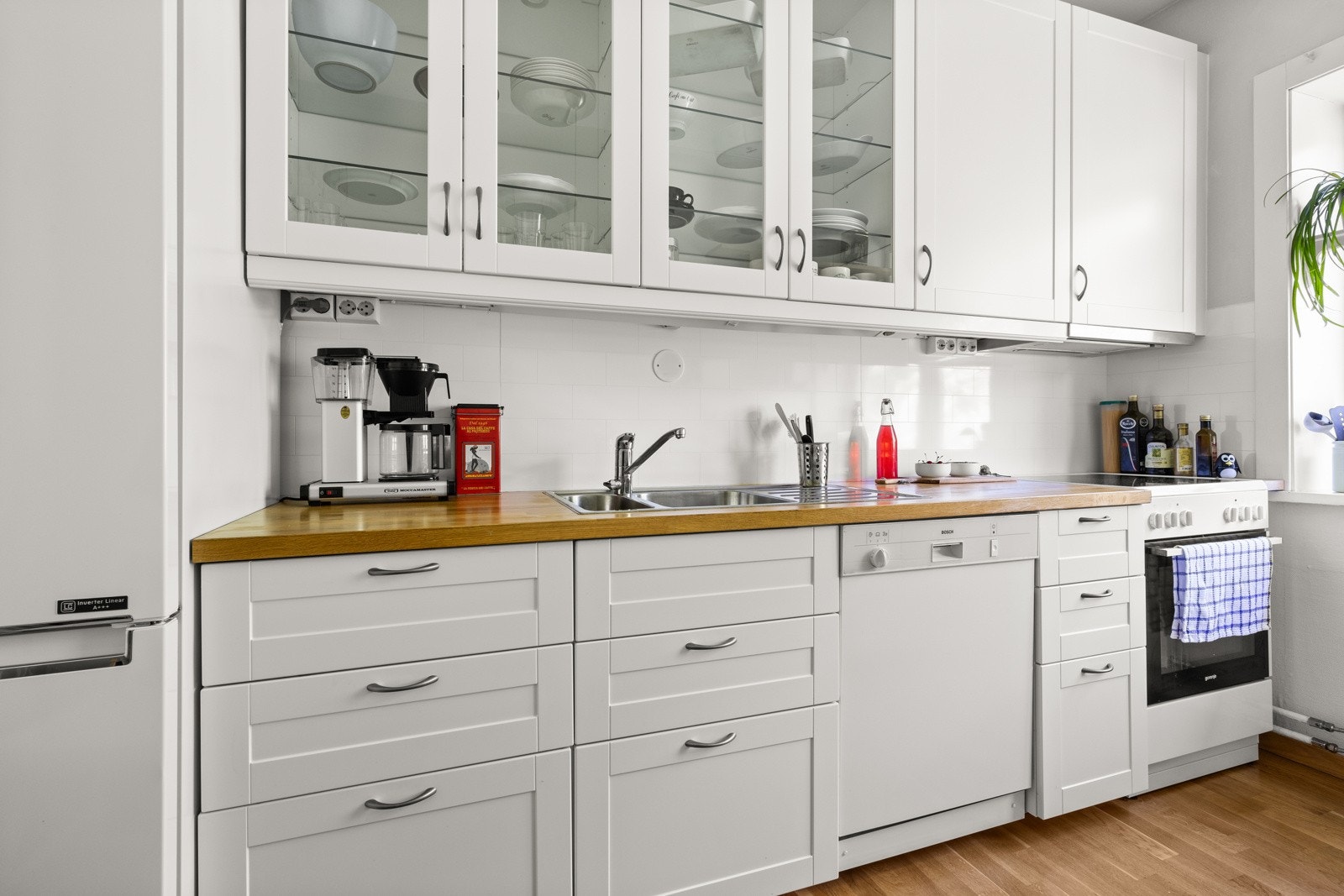 Praktisk og fin IKEA kjøkkeninnredning fra 2015 med gode løsninger og godt med skap- og benkeplass. Galleribilde