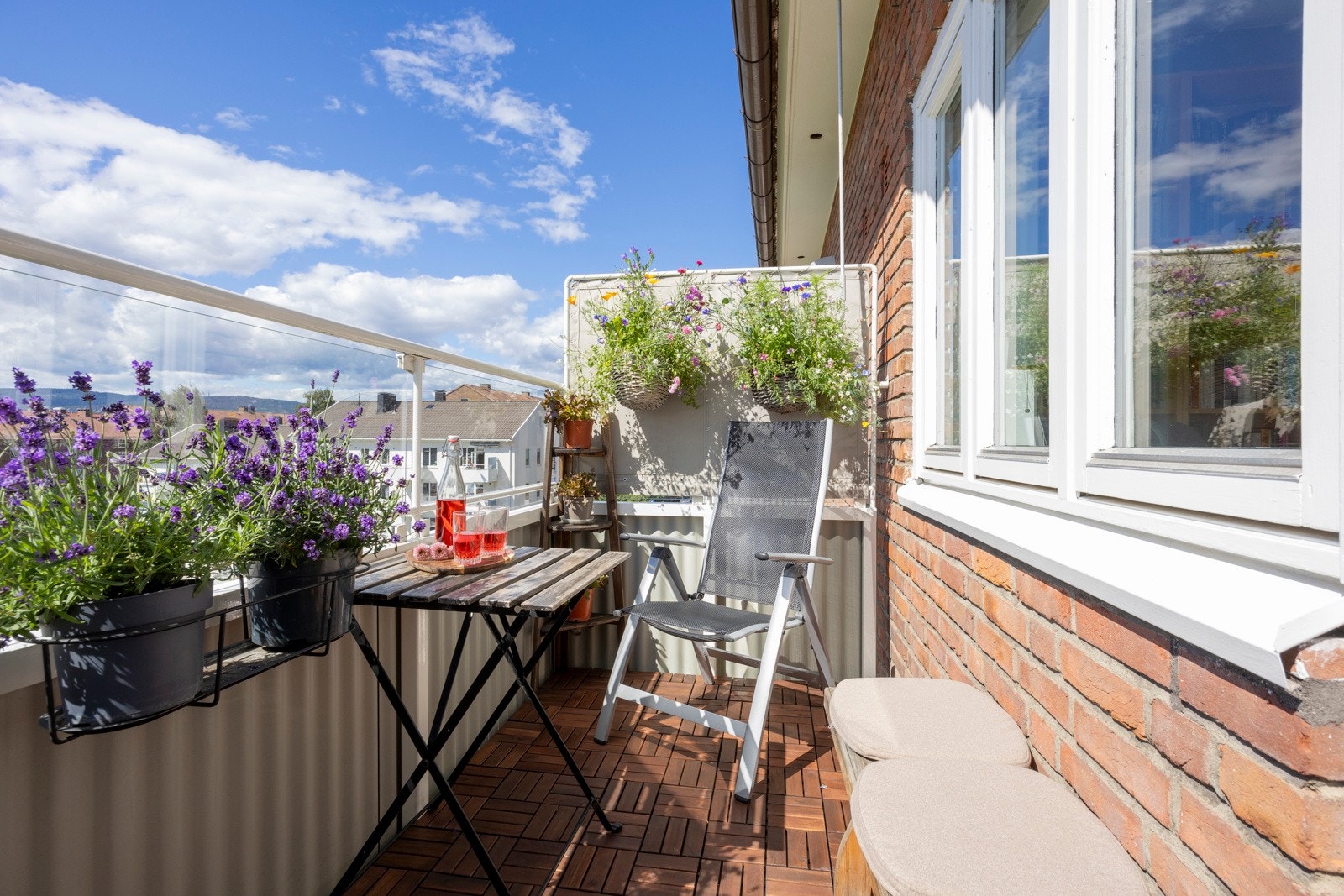 Balkongen er på ca. 4,4 m² og har fin plass til utemøblement, grill og beplantning. Galleribilde