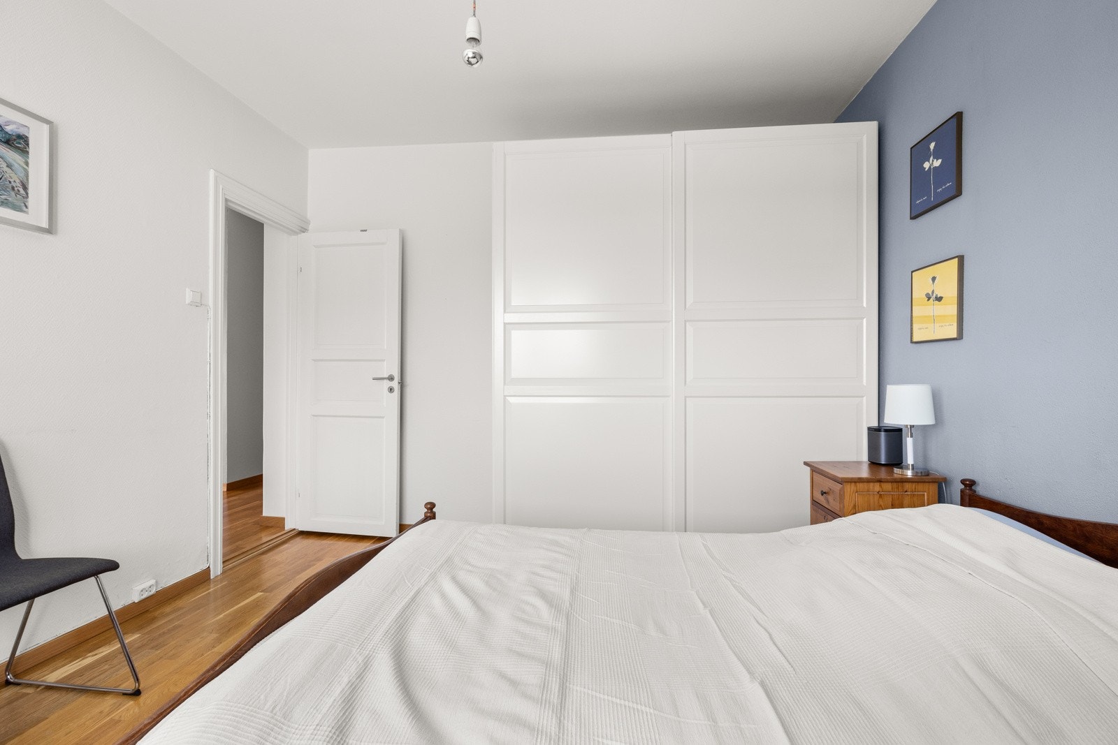 Det er et stort garderobeskap som gir godt med skapplass. Galleribilde