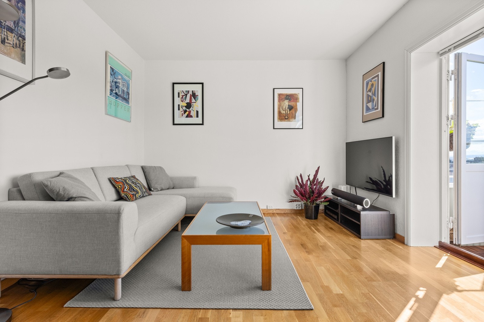 Den gjennomgående planløsningen i kombinasjon med god takhøyde sørger for en luftig atmosfære. Galleribilde