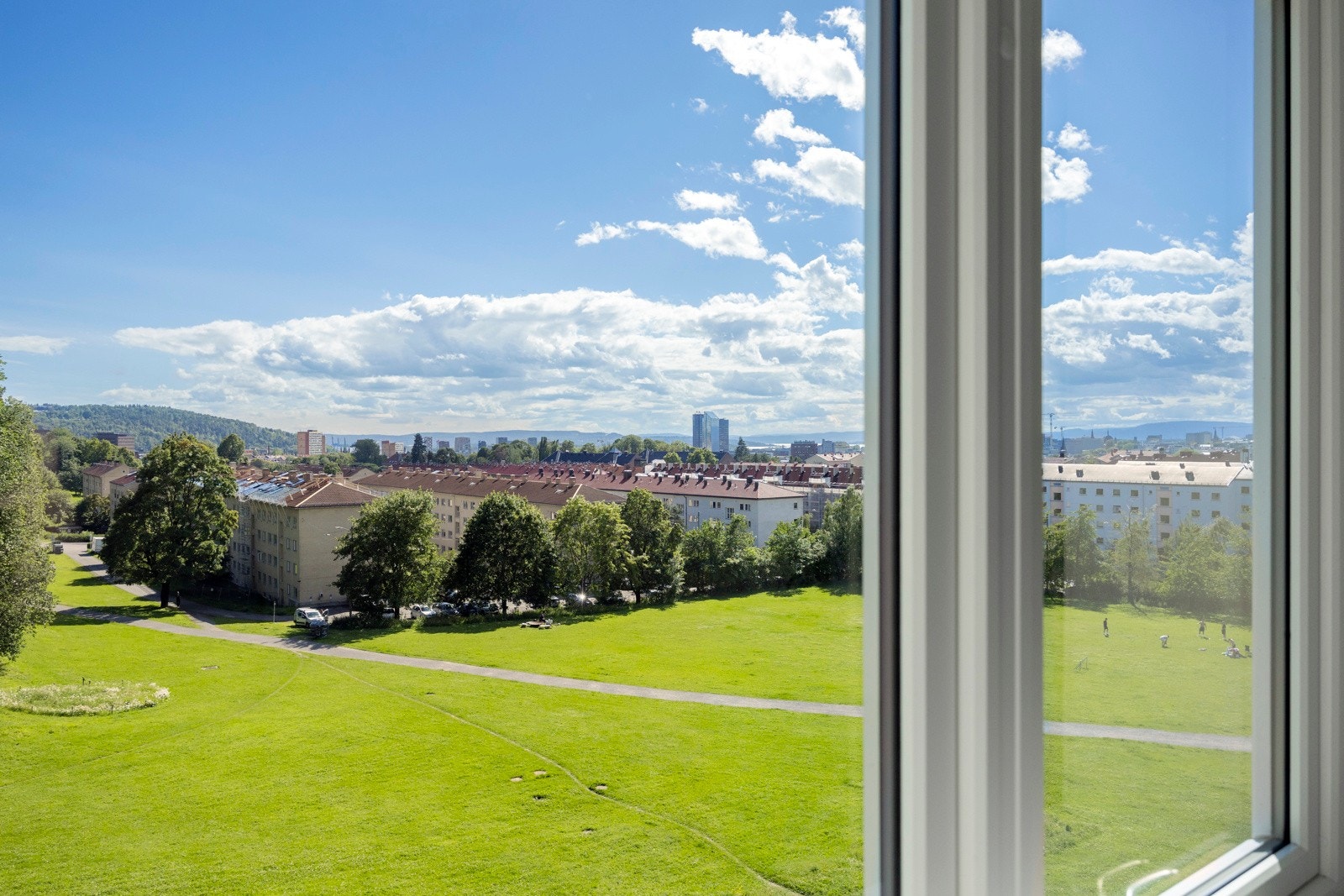 Begge soverommene har flott utsikt mot rolige og grønne omgivelser. Galleribilde