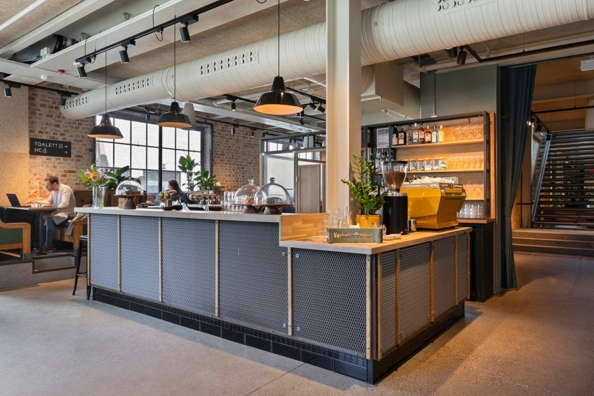 Rett ved Carl Berner Torg ligger CARLS som åpnet dørene høsten 2023. CARLS er Oslos nye storstue. Et ærverdig industribygg transformeres til nabolagskafe, barer, restauranter og byens råeste arrangementslokaler Galleribilde