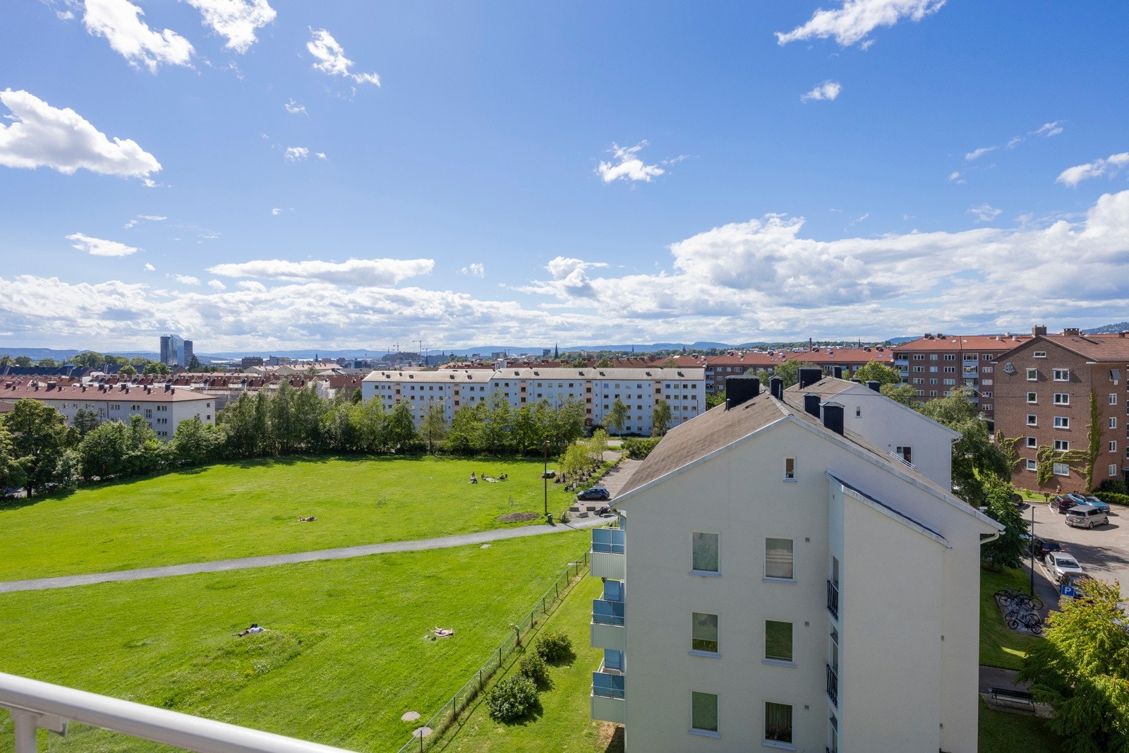 Her er det gode solforhold med sol fra ca. kl. 12/13 til solnedgang på sommerstid. Galleribilde