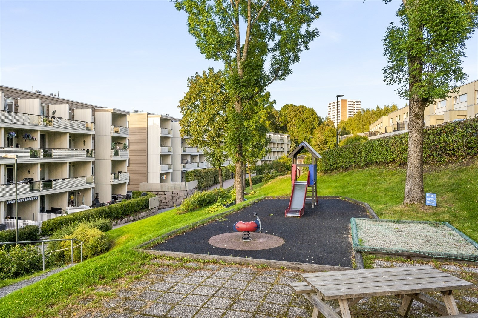 Borettslaget har flotte fellesområder med sittegrupper, sandkasse og lekeapparater. Galleribilde