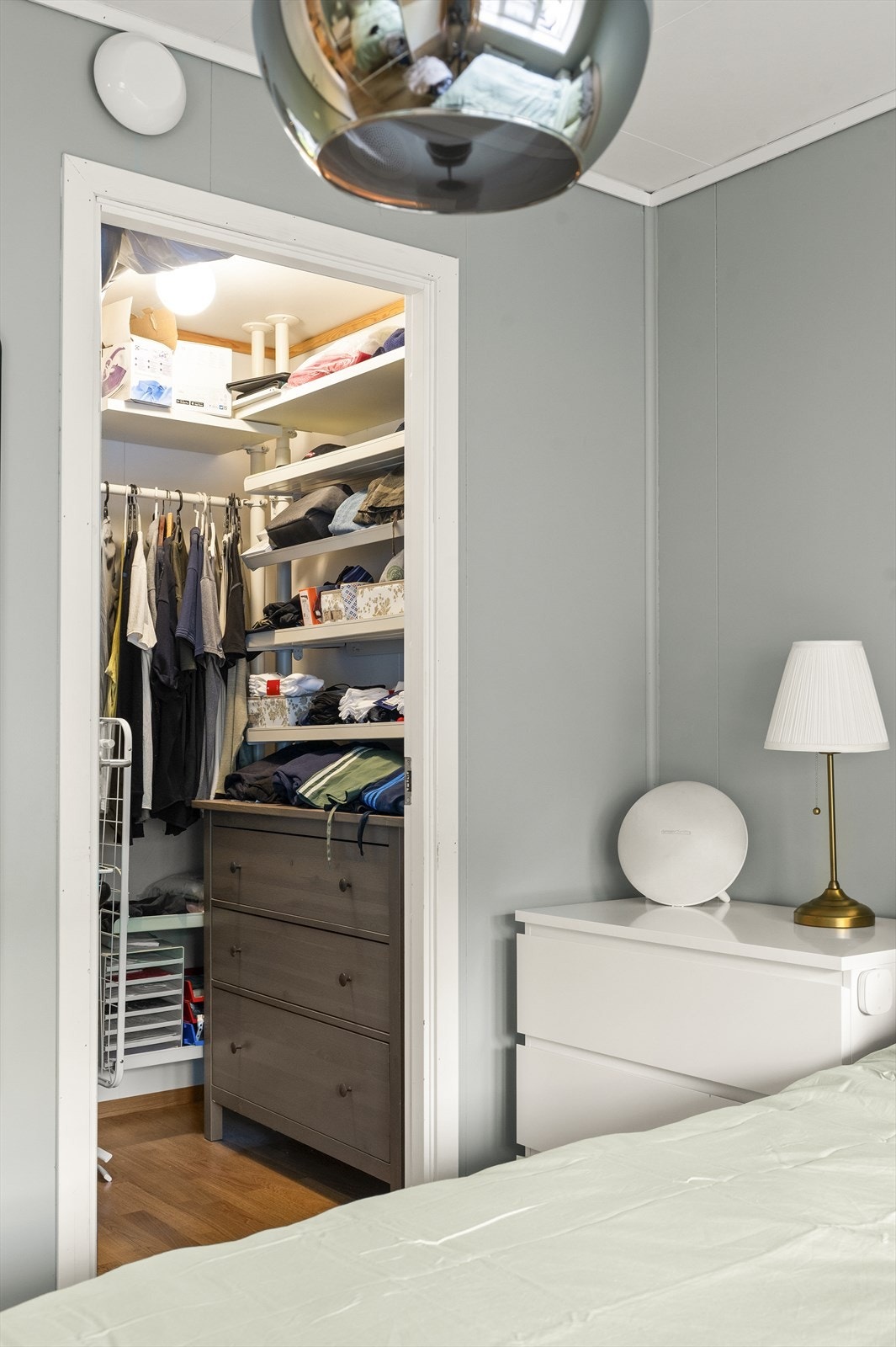 I tillegg er det adkomst til en innvendig bod, innredet som walk-in-garderobe. Galleribilde