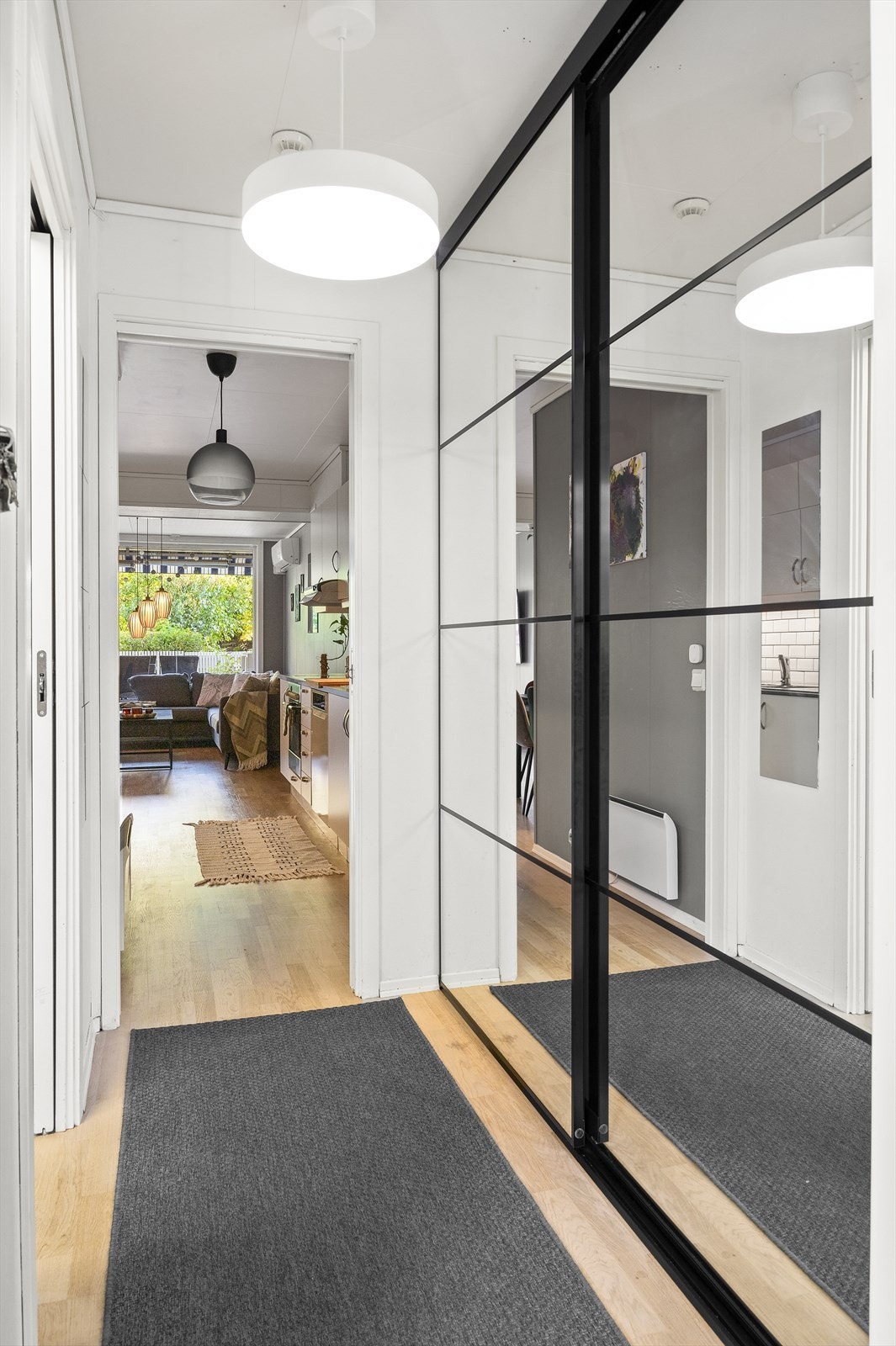 En hyggelig entré ønsker deg velkommen. Her er det god plass til sko og yttertøy i en plassbygget skyvedørsgarderobe. I tillegg medfølger en bod på 4 kvm. med praktisk adkomst rett utenfor inngangsdøren. Galleribilde