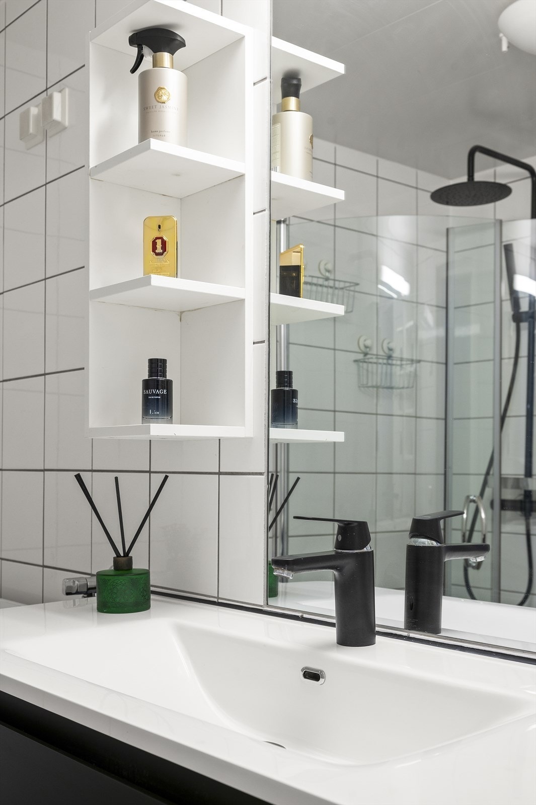 Det er varmekabler i gulv samt opplegg og plass til vaskemaskin. Galleribilde