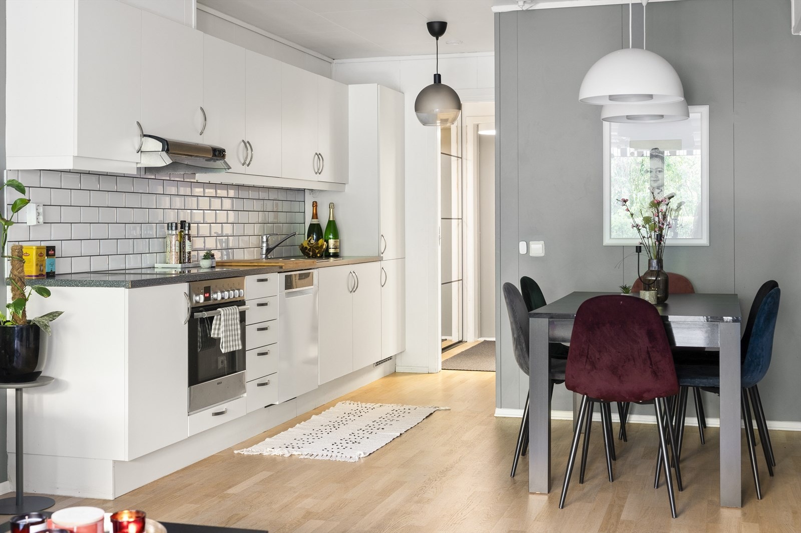 Kjøkkenet er lyst og tidløst, og utgjør et stilrent møbel i seg selv. Her er det god plass til flere kokker og matglade gjester. Galleribilde